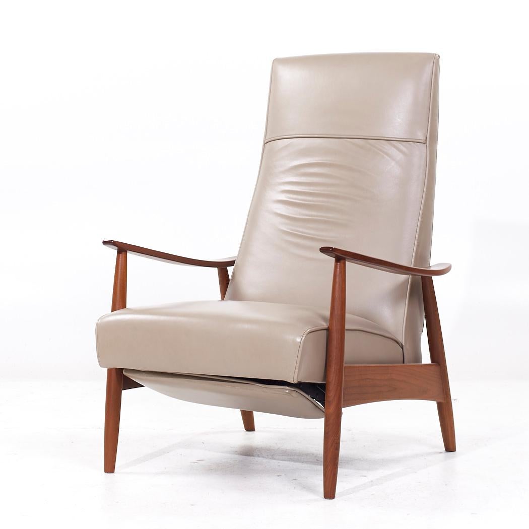 Late 20th Century Milo Baughman Thayer Coggin MCM Leather Walnut Lounge Chair Recliner - Pair For Sale