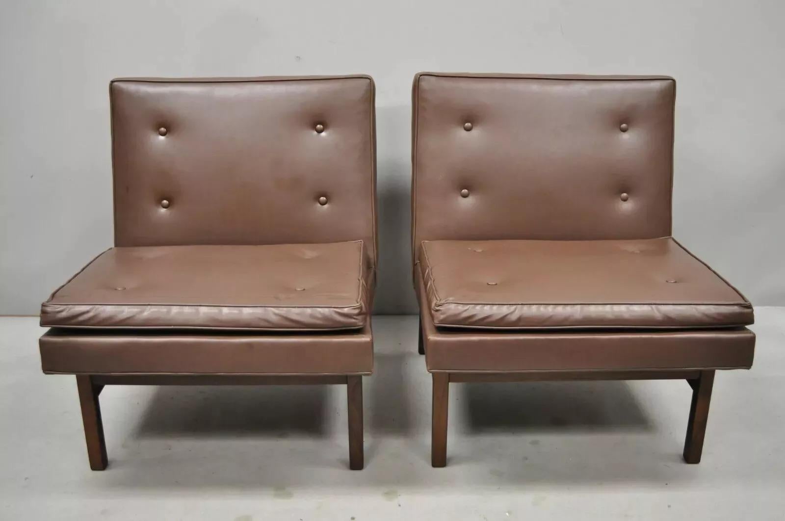 Sedie da salotto in teak marrone vintage di Milo Baughman per Thayer Coggin - una coppia. L'articolo presenta una struttura in legno massiccio, bellissime venature del legno, etichetta originale, linee pulite e moderniste, grande stile e forma.