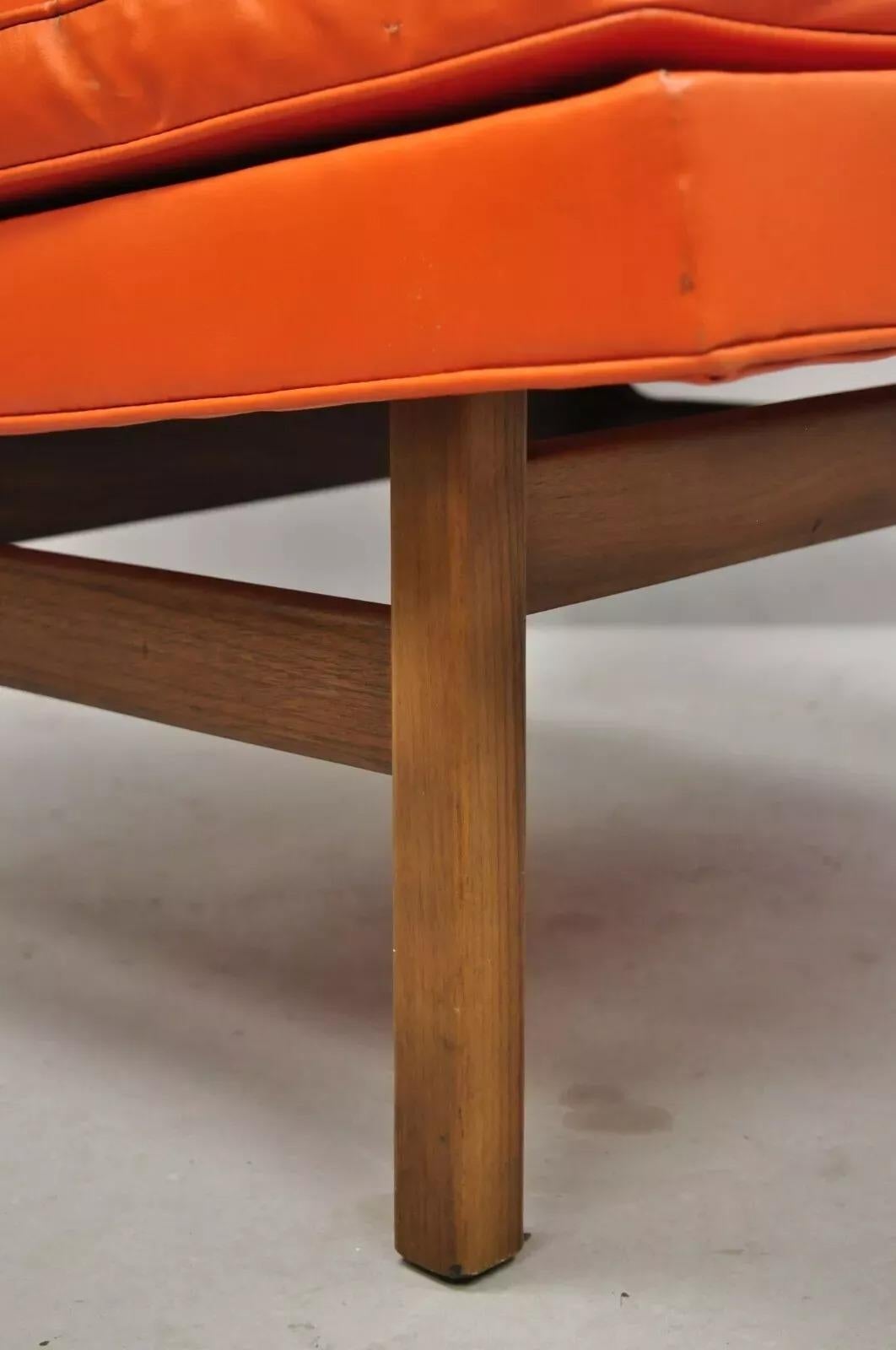 Milo Baughman Thayer Coggin Mid Century Modern Orange Teak & Vinyl Lounge Chair In Good Condition For Sale In Philadelphia, PA