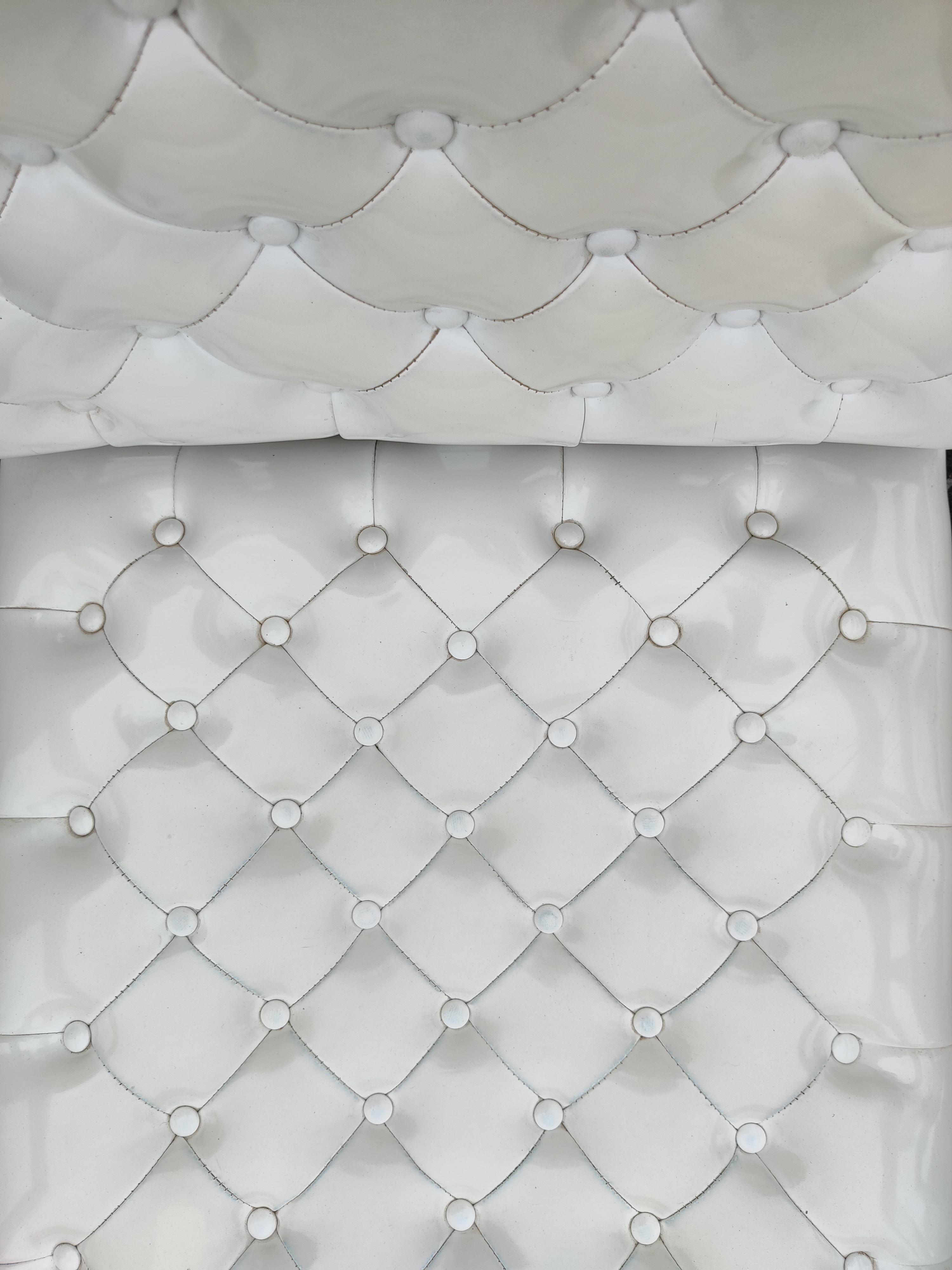 Paire de fauteuils de salon Milo Baughman Thayer Coggin à cadre chromé en vinyle touffeté de diamants en vente 3