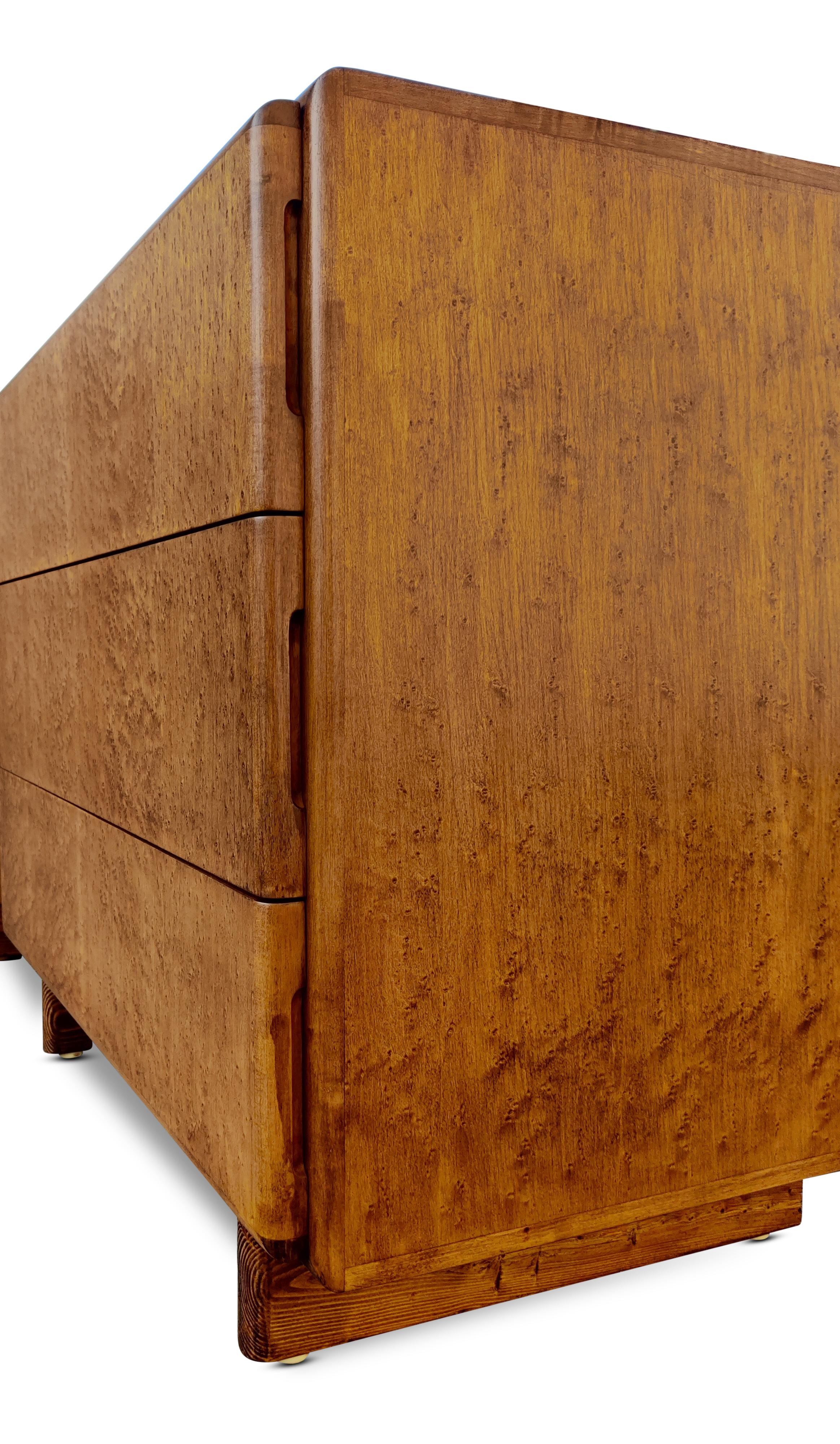 Milo Baughman Thayer Coggin Pair Dressers or Nightstands Birdseye Maple, 1970s In Good Condition In Philadelphia, PA