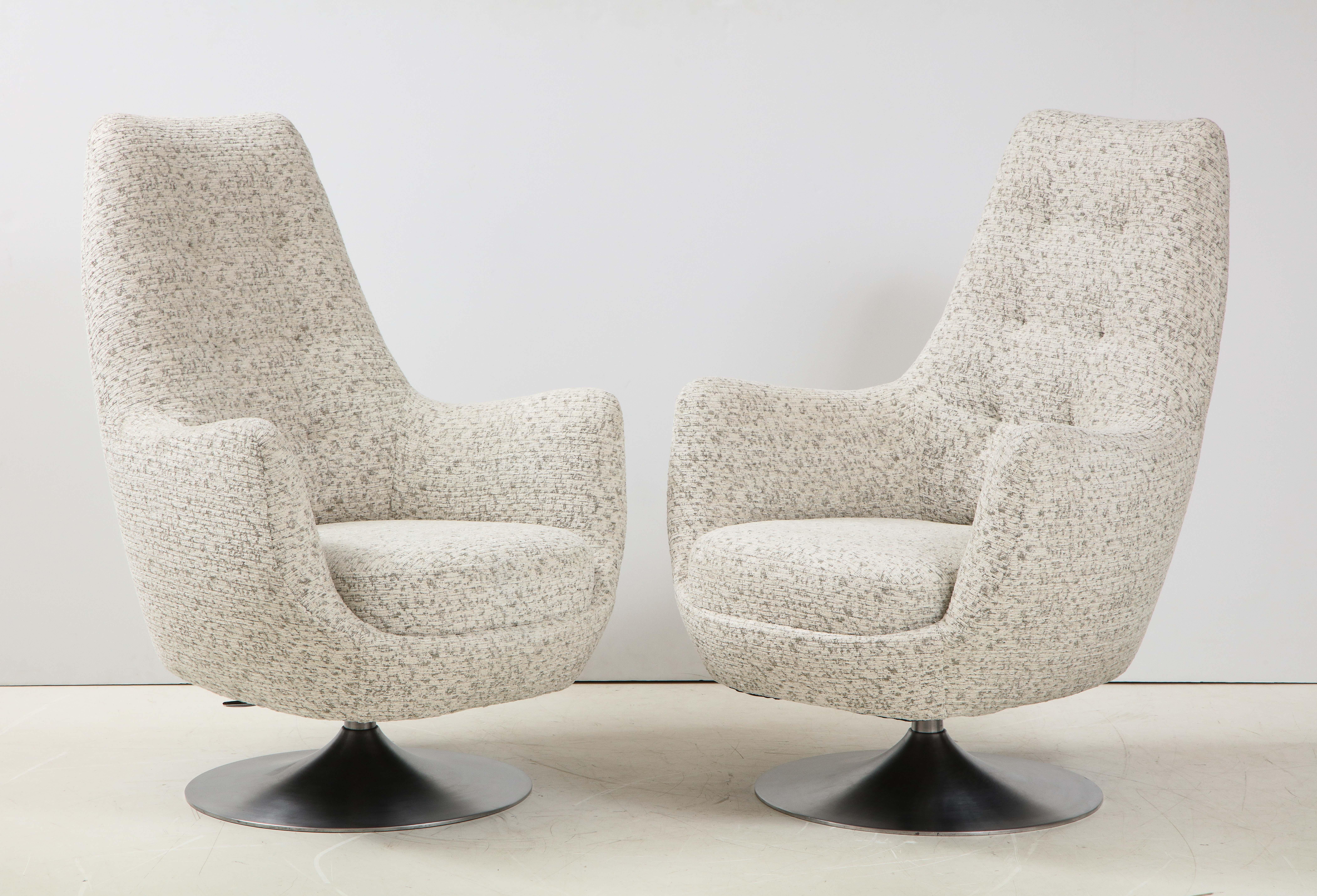 Single Milo Baughman, Thayer Coogin Swivel Club Chair In Excellent Condition For Sale In New York, NY