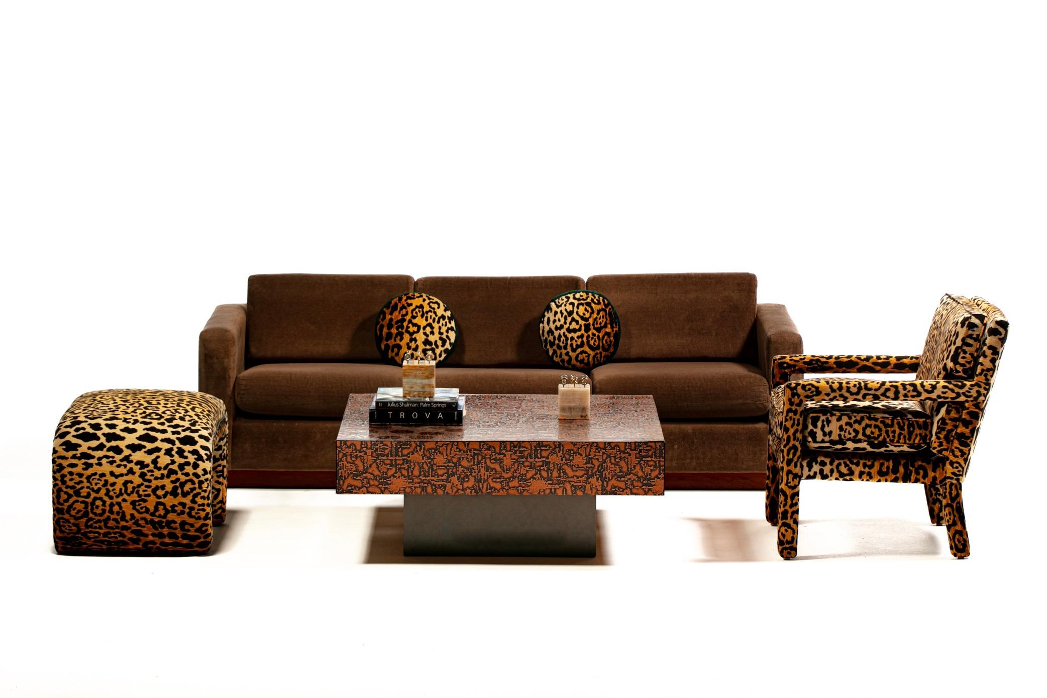 Un divano marrone cioccolato degli anni '70 progettato da uno dei più iconici designer del Mid Century Modern, Milo Baughman, e realizzato da Thayer Coggin. Moderno. Fiducioso. Elegante. Il divano poggia su una base in legno con venature calde.