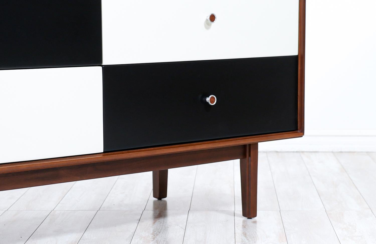Milo Baughman Two-Tone Lacquered Dresser for Glenn of California In Excellent Condition In Los Angeles, CA