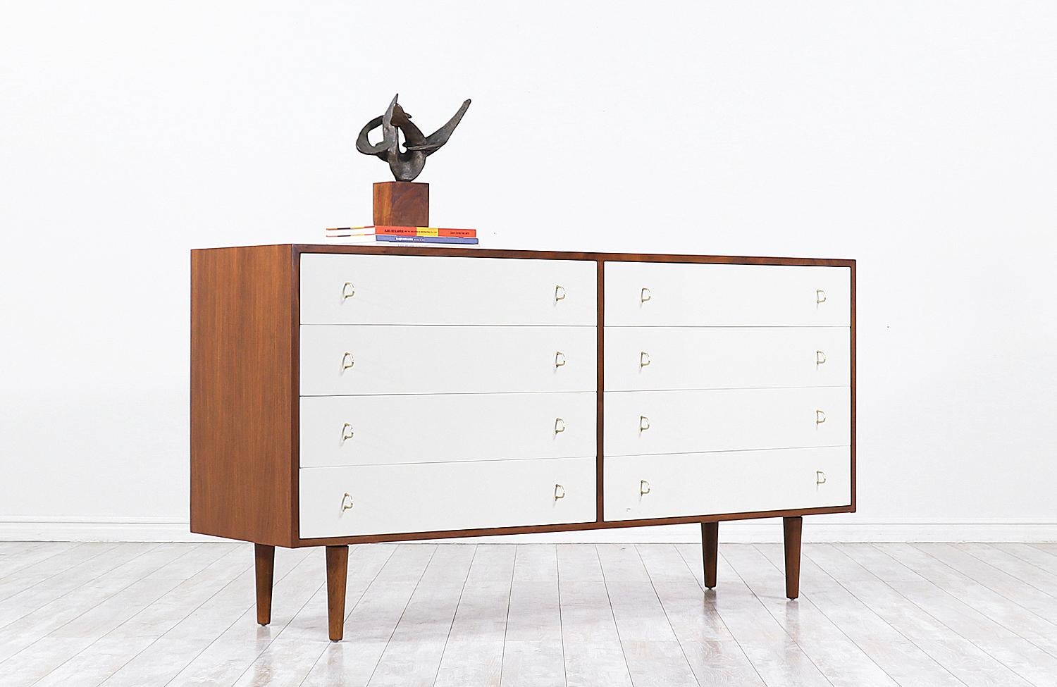 Mid-Century Modern Milo Baughman Two-Tone Lacquered & Walnut 8-Drawer Dresser for Glenn of Californ
