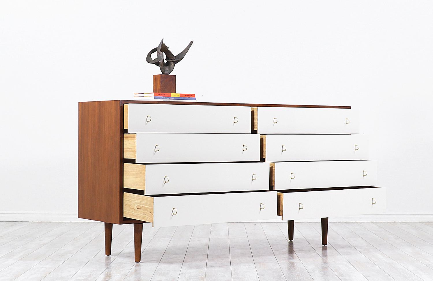 American Milo Baughman Two-Tone Lacquered & Walnut 8-Drawer Dresser for Glenn of Californ