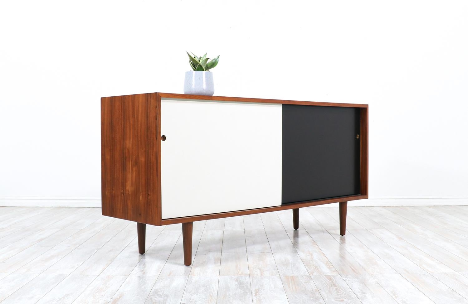 Milo Baughman Two-Tone Lacquered & Walnut Credenza for Glenn of California In Excellent Condition In Los Angeles, CA