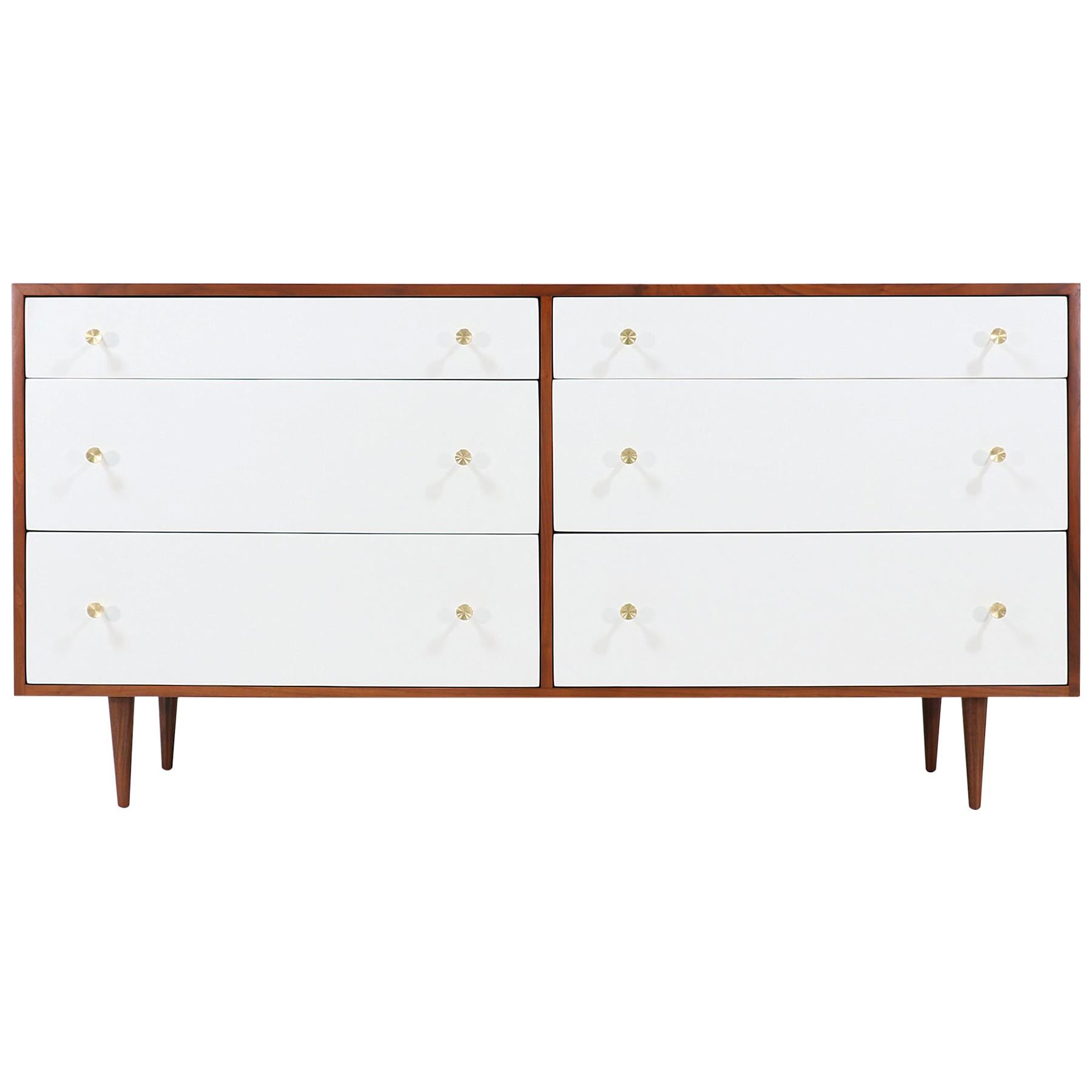 Stylish Mid-Century Modern dresser designed by Milo Baughman for Glenn of California in the United States, circa 1950s. This spectacular six-drawer dresser features dovetailed construction and a meticulous custom white lacquered finish that