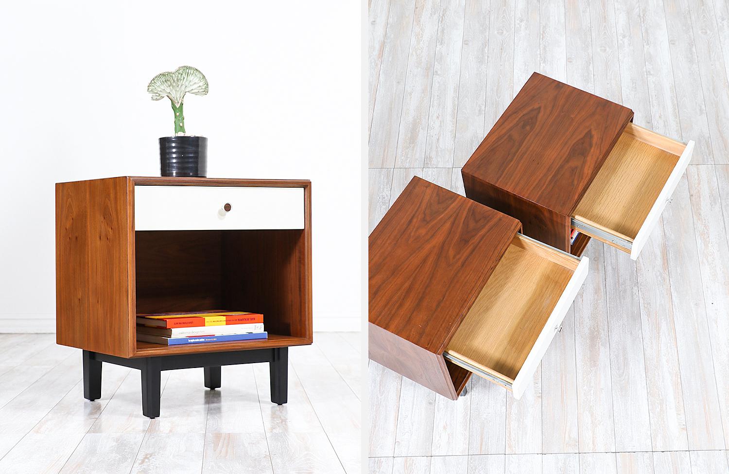 Milo Baughman Two-Tone Lacquered and Walnut Nightstands for Glenn of California 4