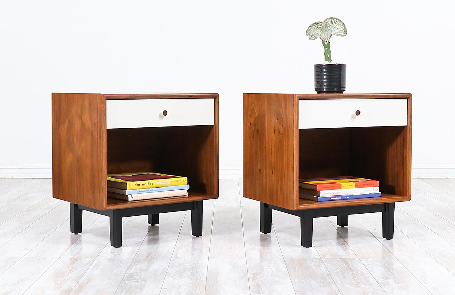 Mid-Century Modern Milo Baughman Two-Tone Lacquered and Walnut Nightstands for Glenn of California