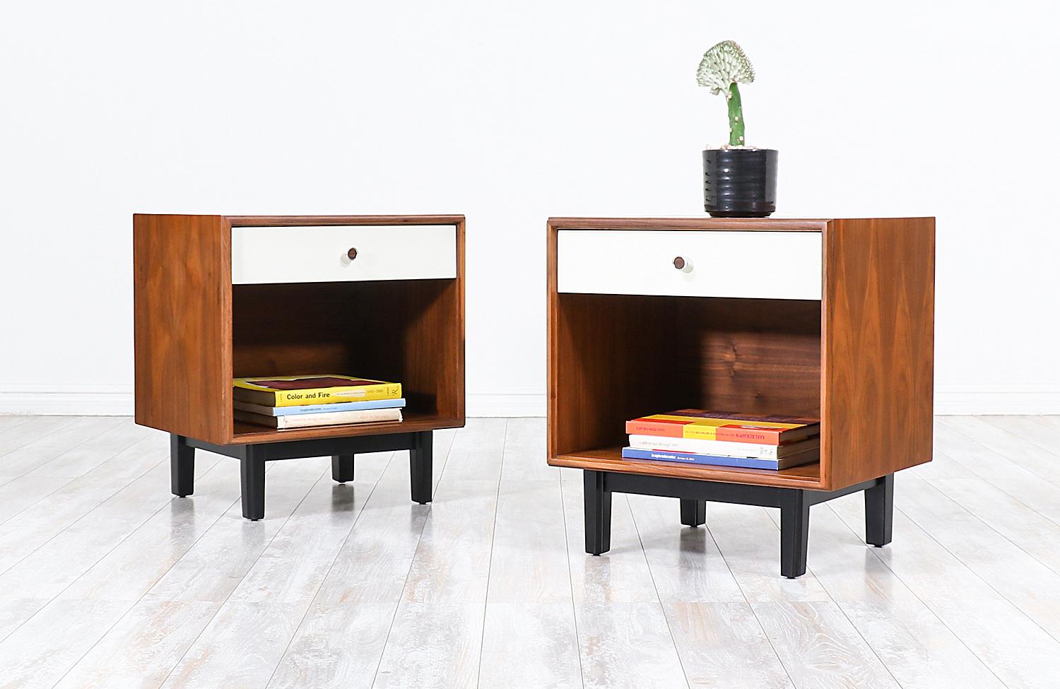 American Milo Baughman Two-Tone Lacquered and Walnut Nightstands for Glenn of California