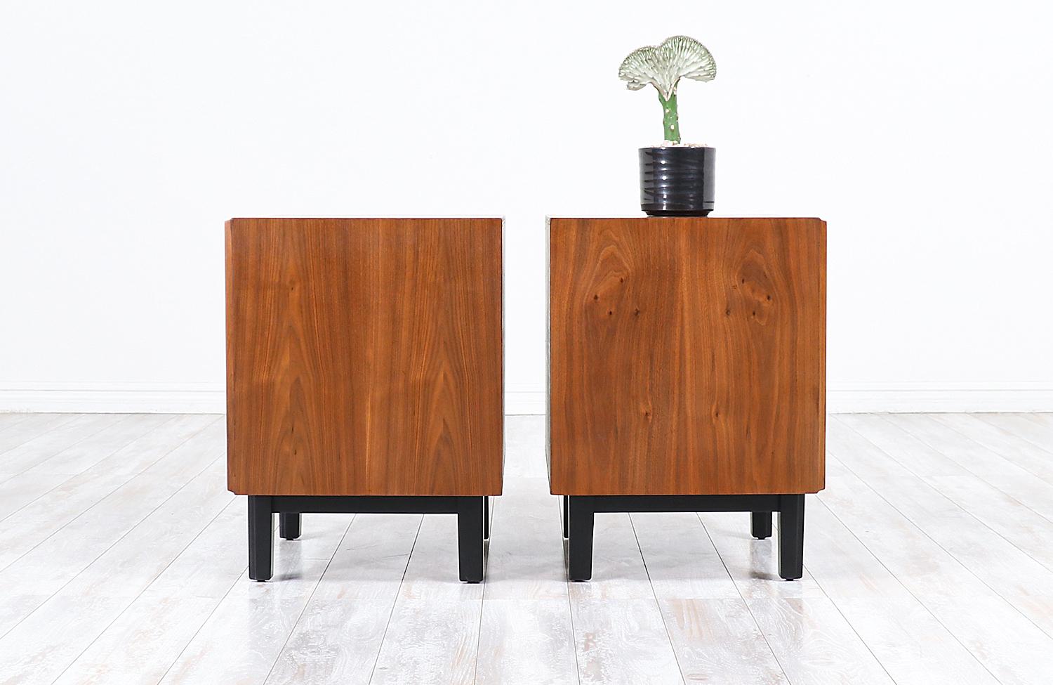 Milo Baughman Two-Tone Lacquered and Walnut Nightstands for Glenn of California In Excellent Condition In Los Angeles, CA