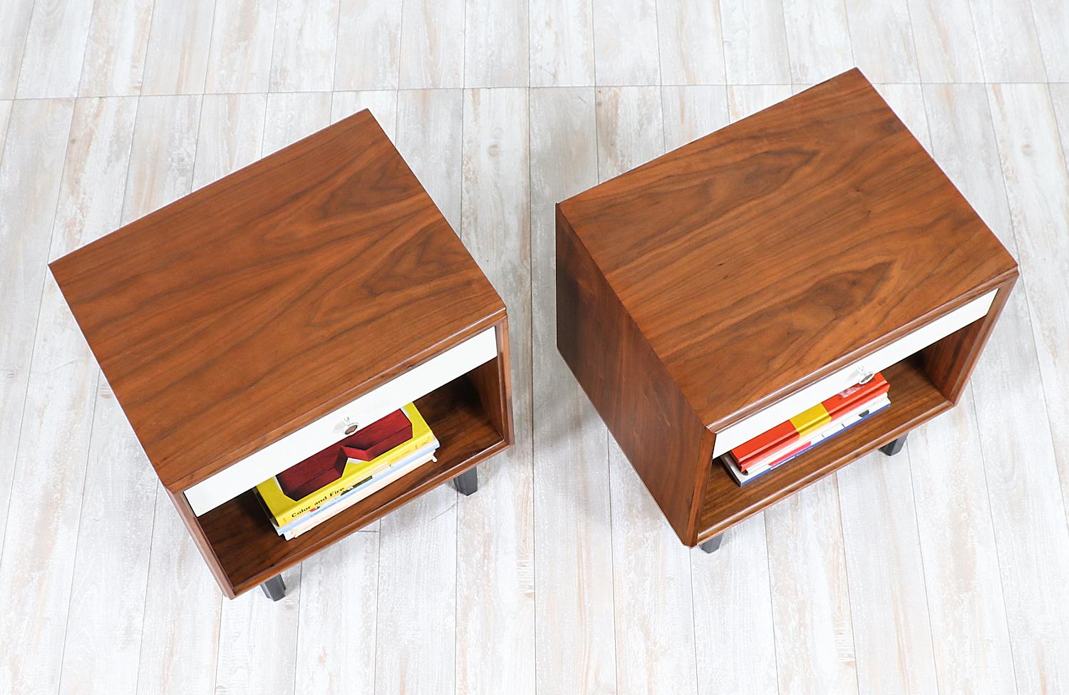 Mid-20th Century Milo Baughman Two-Tone Lacquered and Walnut Nightstands for Glenn of California