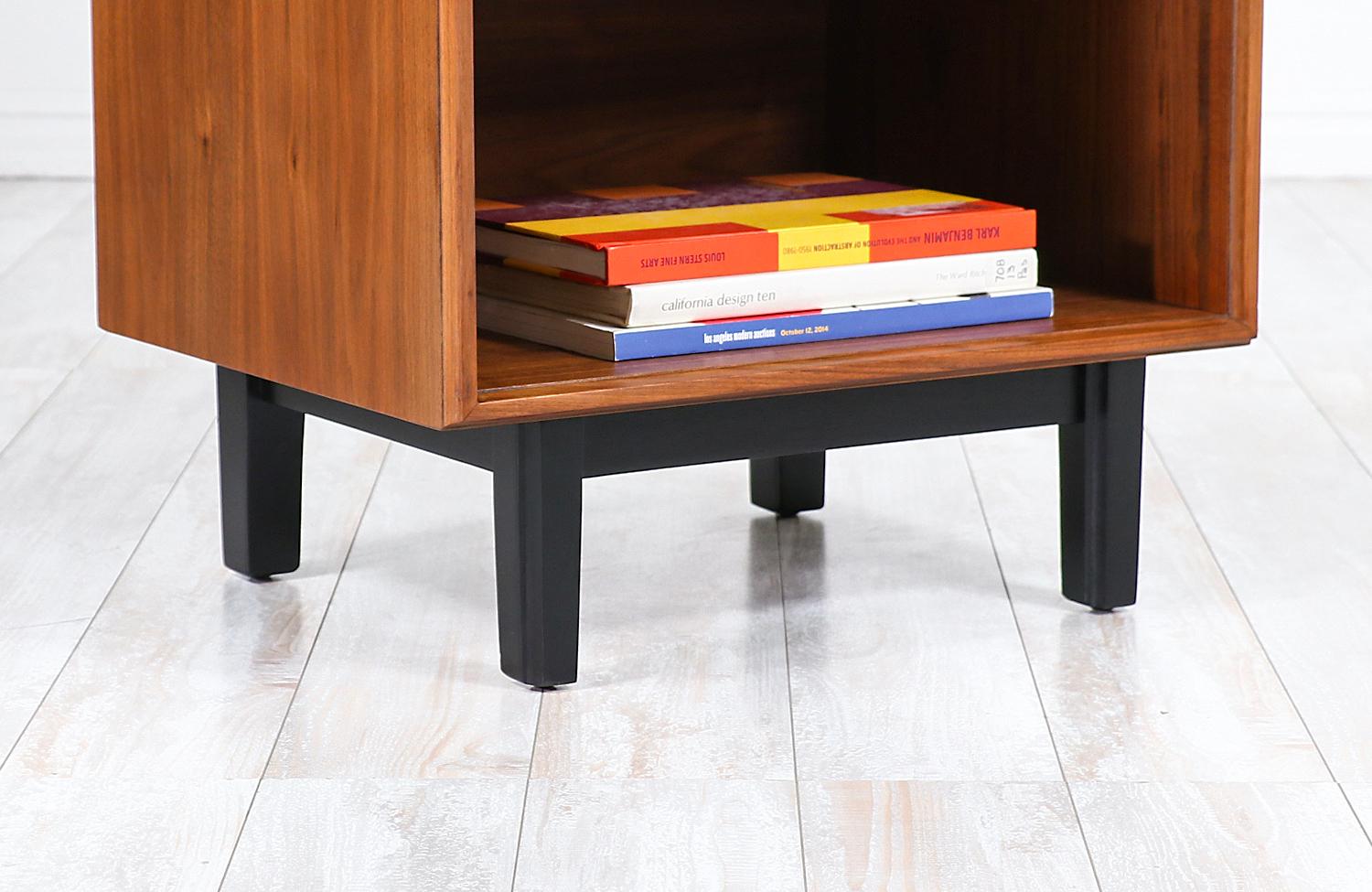 Milo Baughman Two-Tone Lacquered and Walnut Nightstands for Glenn of California 1