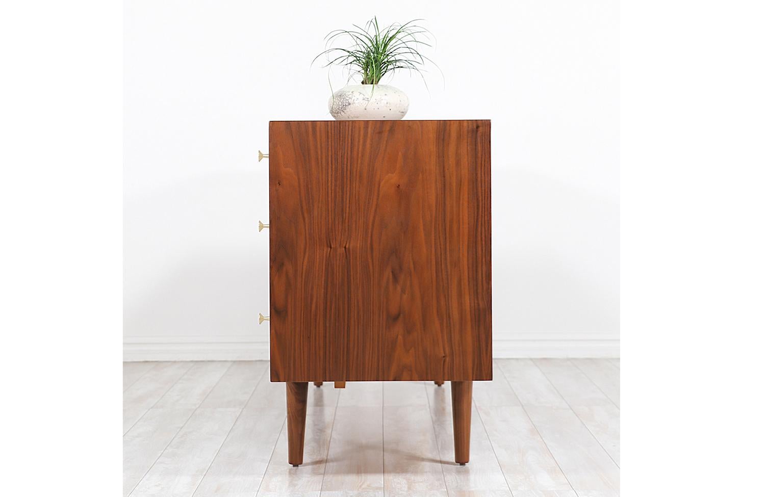 Milo Baughman Two-Tone Walnut and Lacquered Dresser for Glenn of California 2