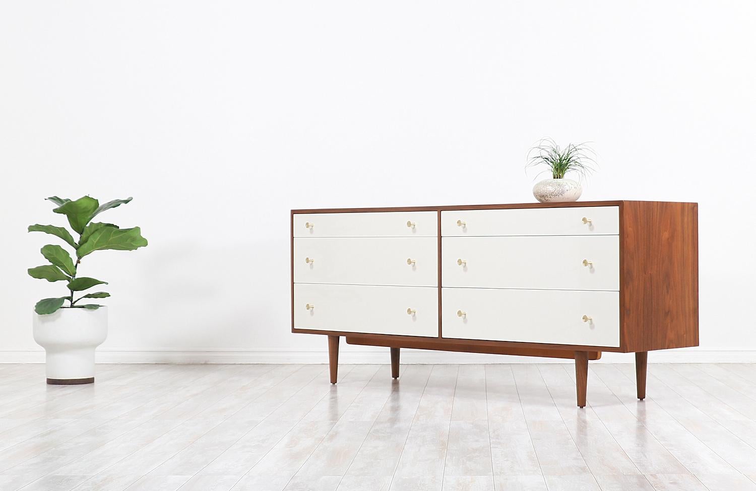Mid-Century Modern Milo Baughman Two-Tone Walnut and Lacquered Dresser for Glenn of California