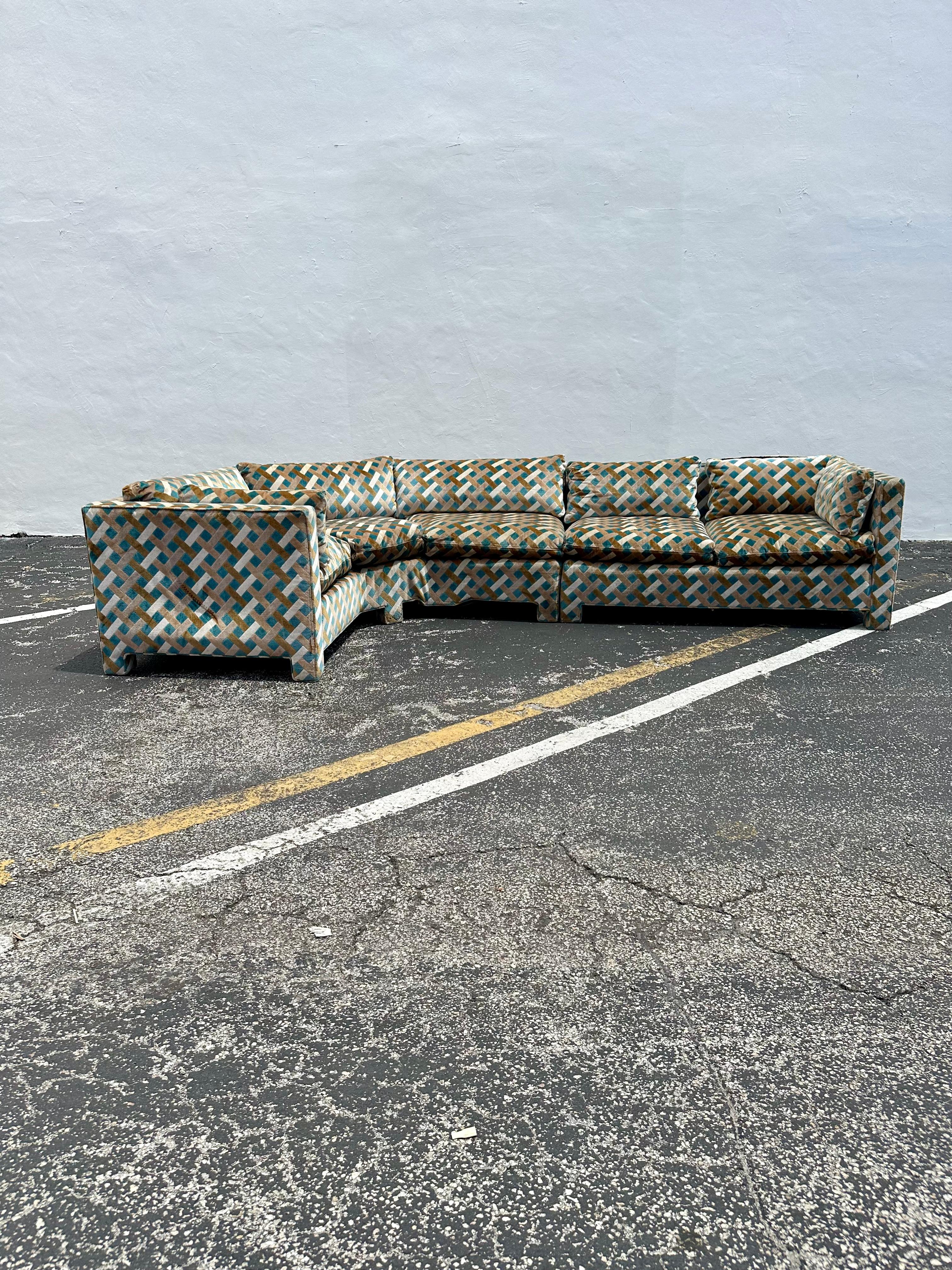 Rarissime sectionnel deux pièces de Milo Baughman tapissé en tissu Jack Lenor Larsen. Ce magnifique sectionnel en velours de coton est une pièce d'apparat qui est également confortable et pleine de personnalité ! Le sectionnel design/One fait