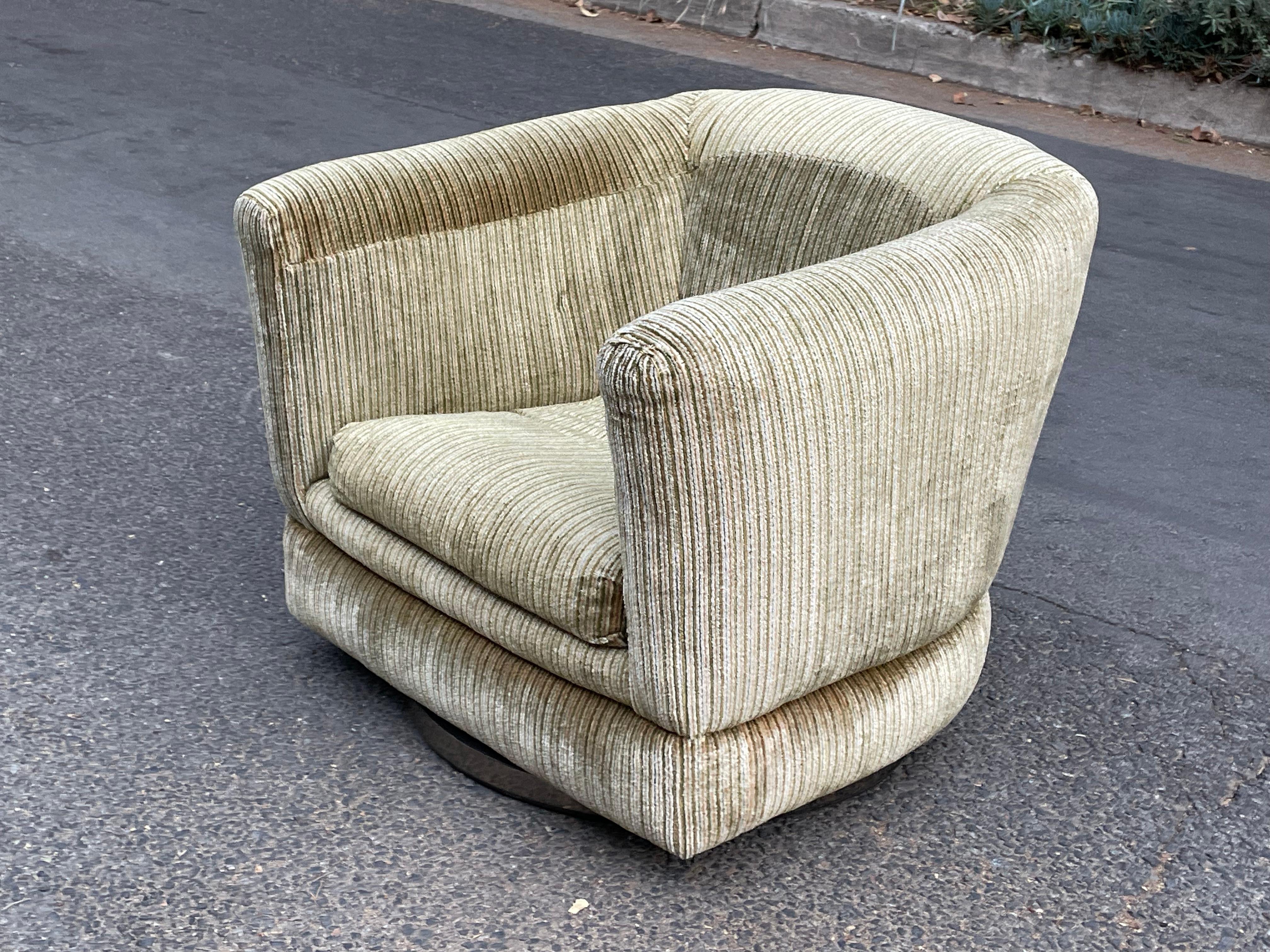 Magnificent mid-century Milo Baughman swivel lounge chair with chrome base. Stunning fabric. USA, 1970s.

Great lines on this chair.

Exceptional original condition. The fabric is in pristine condition. There are minor areas of wear on chrome swivel