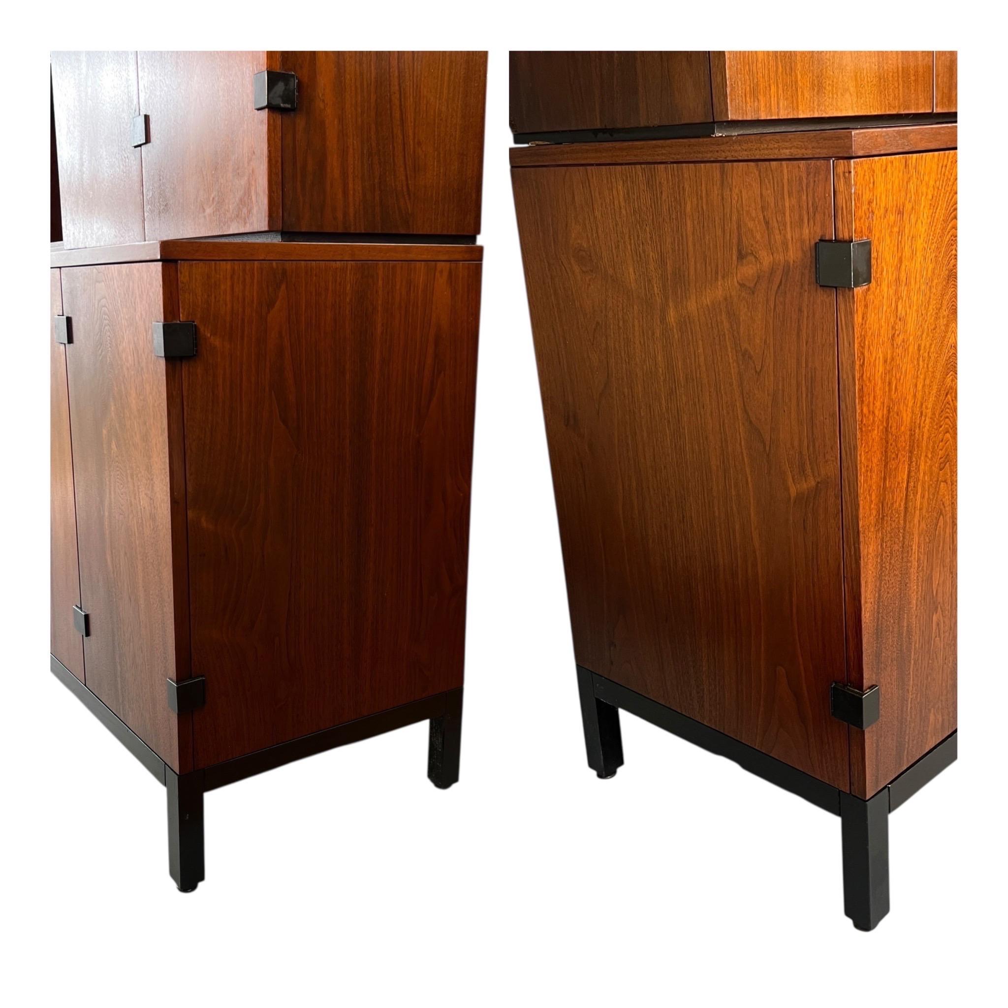 Sconosciuto Buffet in noce di Milo Baughman per Directional in vendita