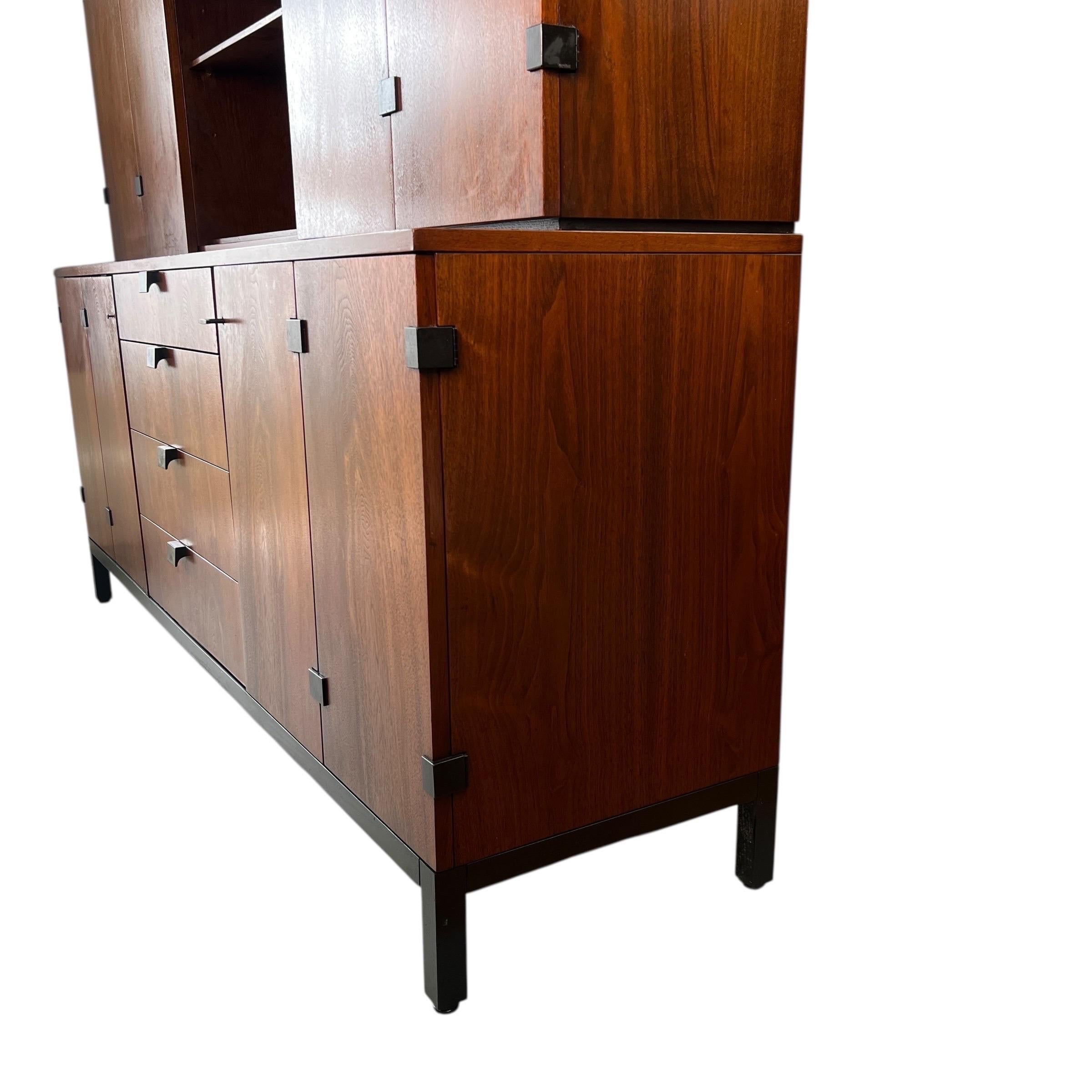 Buffet in noce di Milo Baughman per Directional in vendita 1