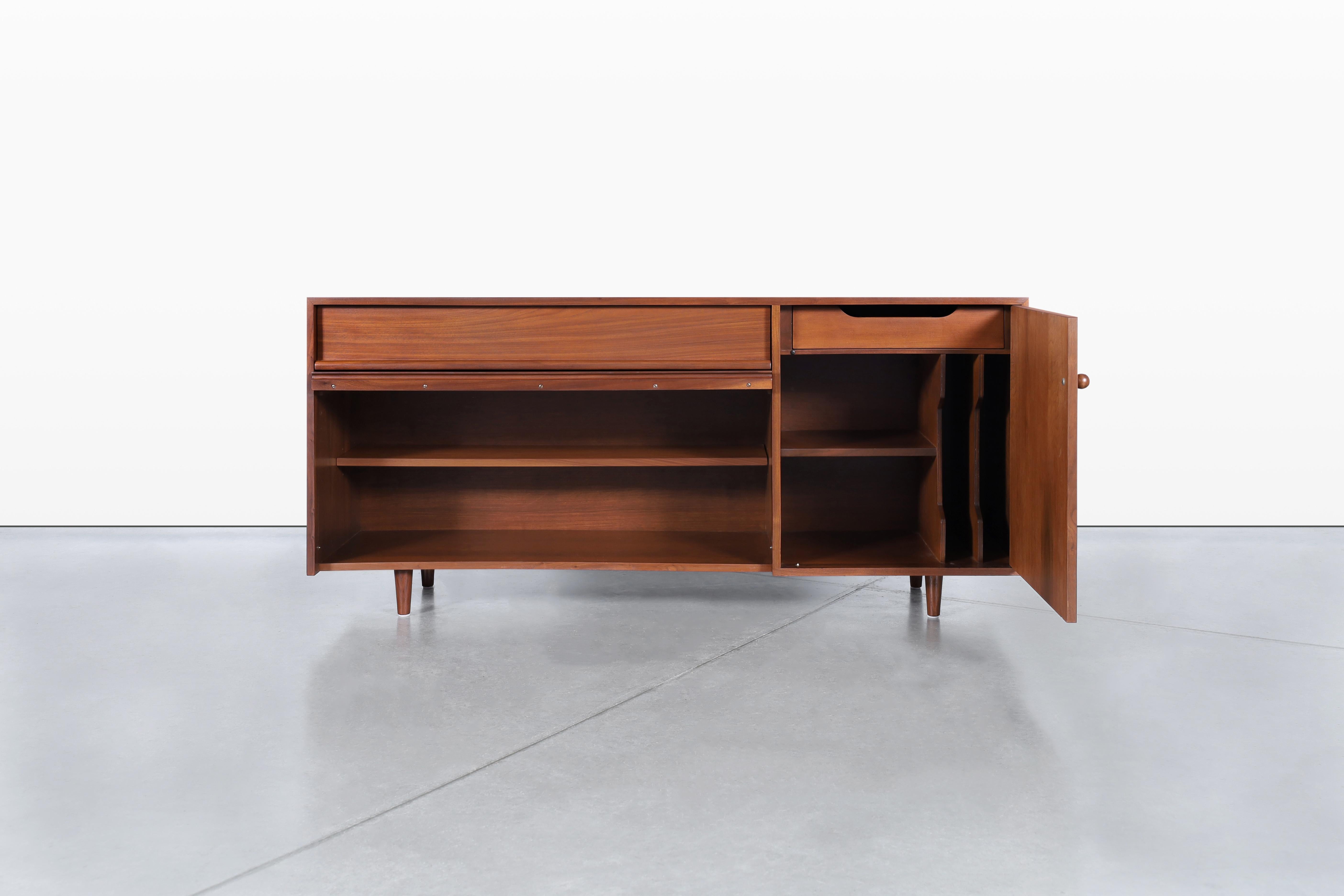 Mid-Century moderno Credenza in noce Milo Baughman di Glenn of California in vendita