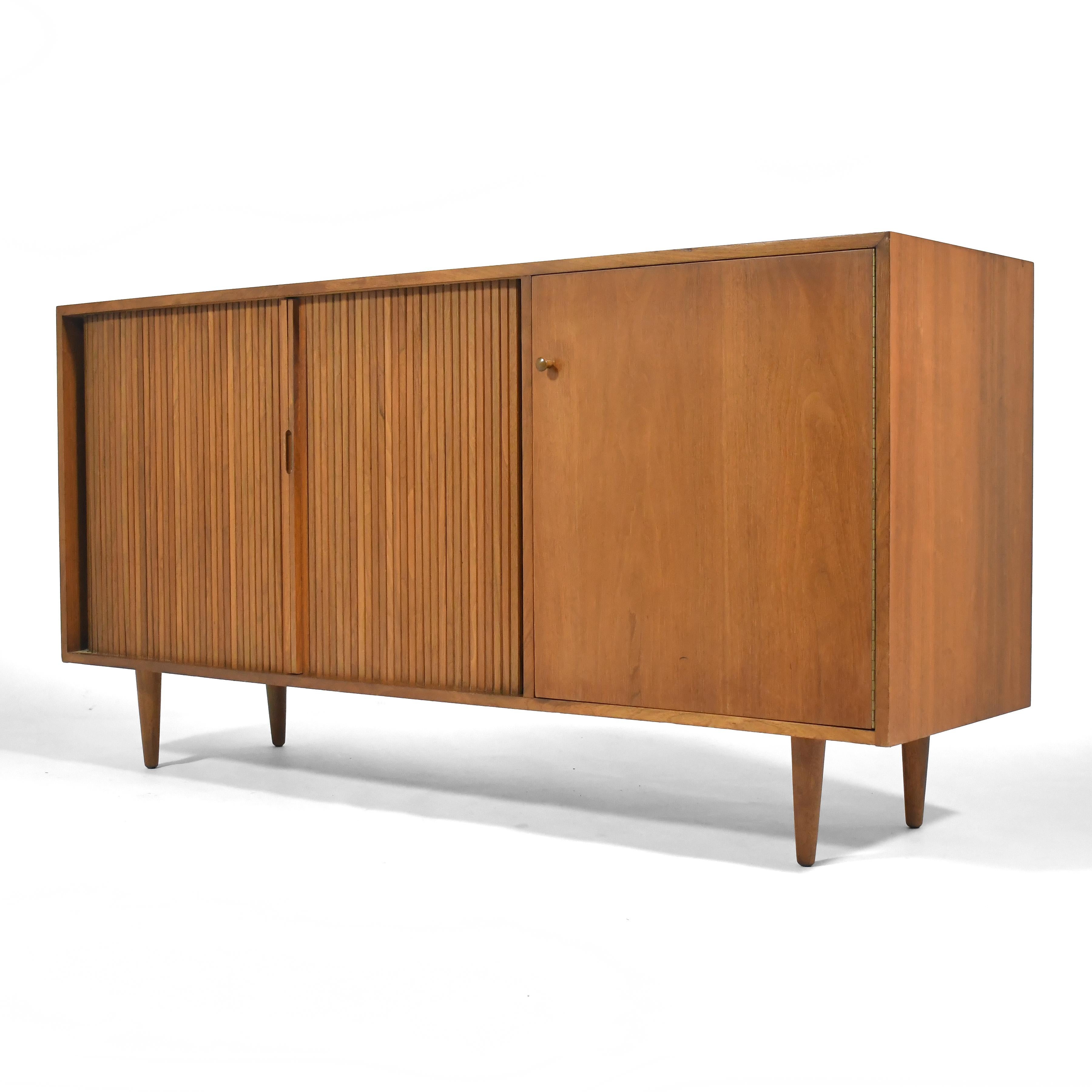 Milo Baughman Walnut Credenza by Glenn of California In Good Condition For Sale In Highland, IN