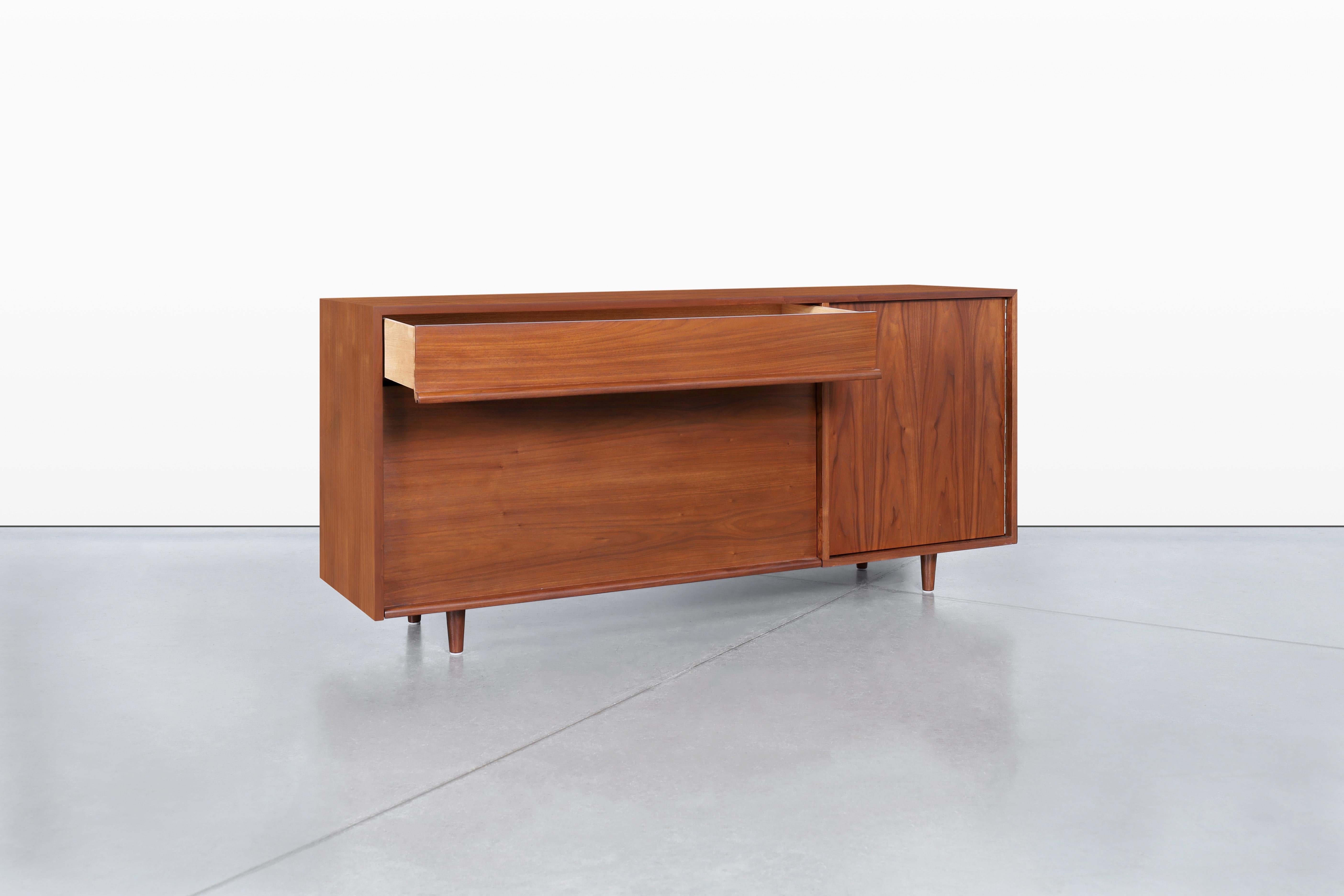 Noce Credenza in noce Milo Baughman di Glenn of California in vendita