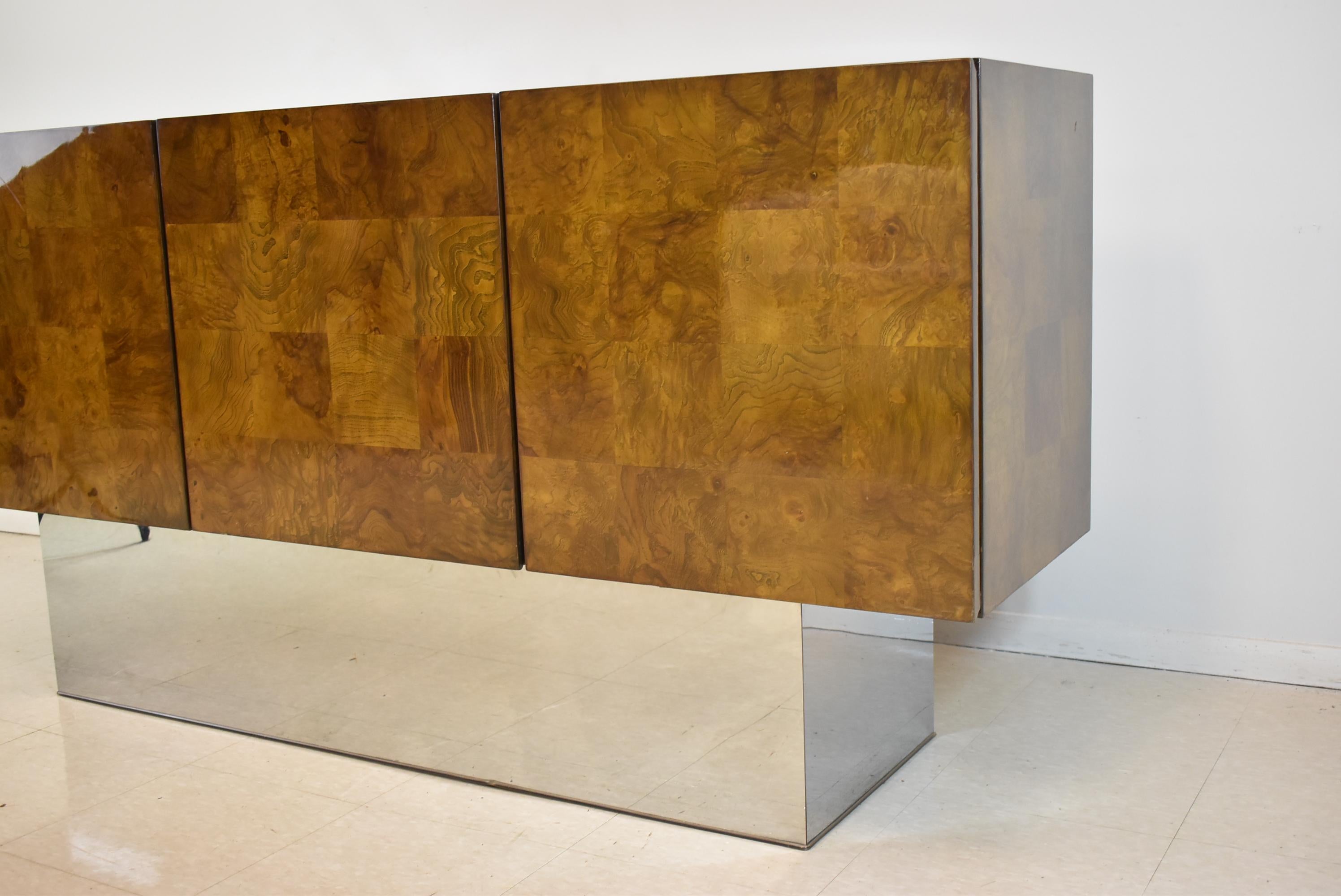 Magnifique crédence de Milo Baughman pour Thayer/One avec un design de carreaux carrés en bois de ronce en patchwork. Cette armoire à 3 portes comporte 4 tiroirs, une étagère réglable et repose sur une base à piédestal au fini chromé. 66