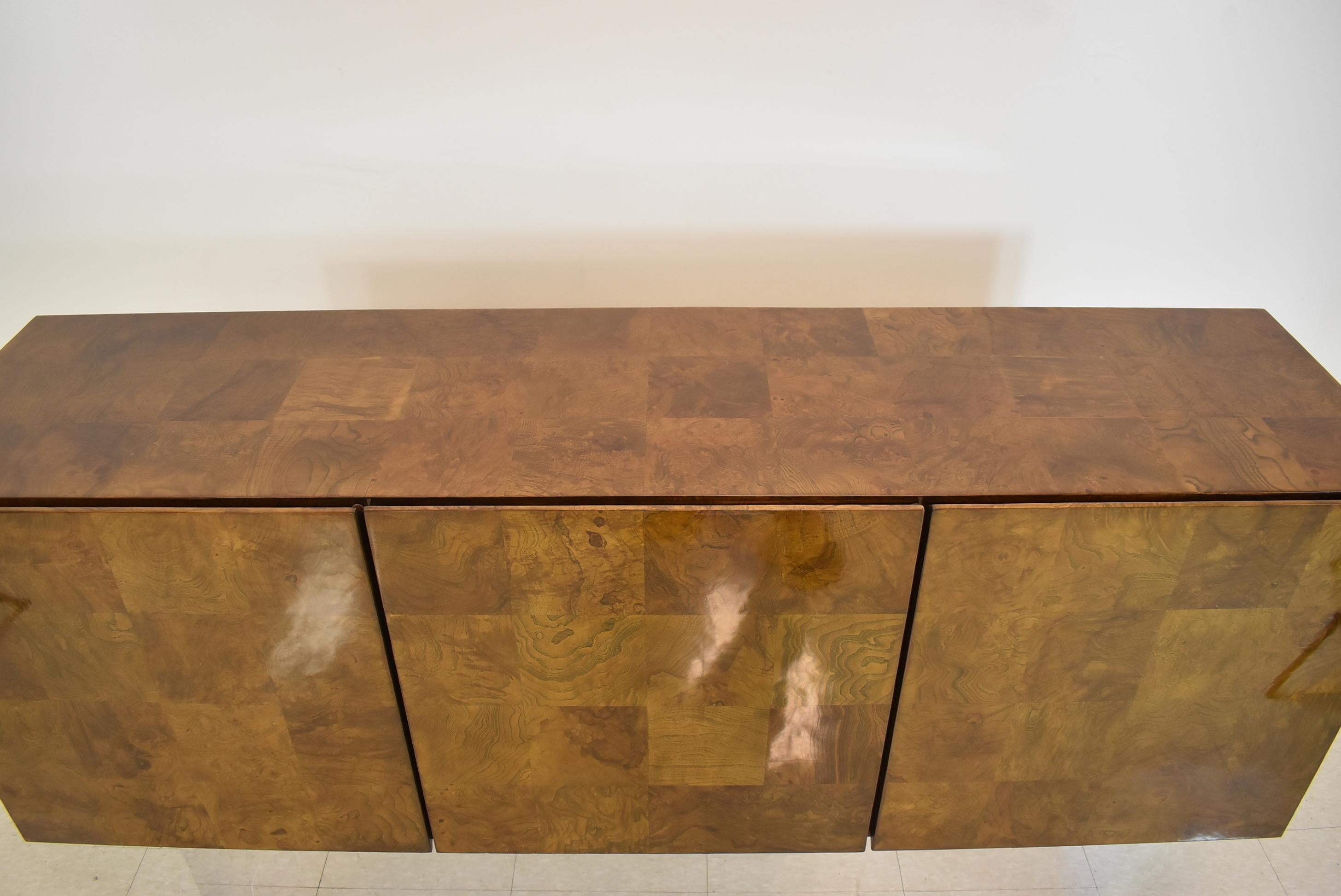 Mid-Century Modern Crédence en bois de ronce Milo Baughman, moderne du milieu du siècle dernier pour Thayer Coggin en vente