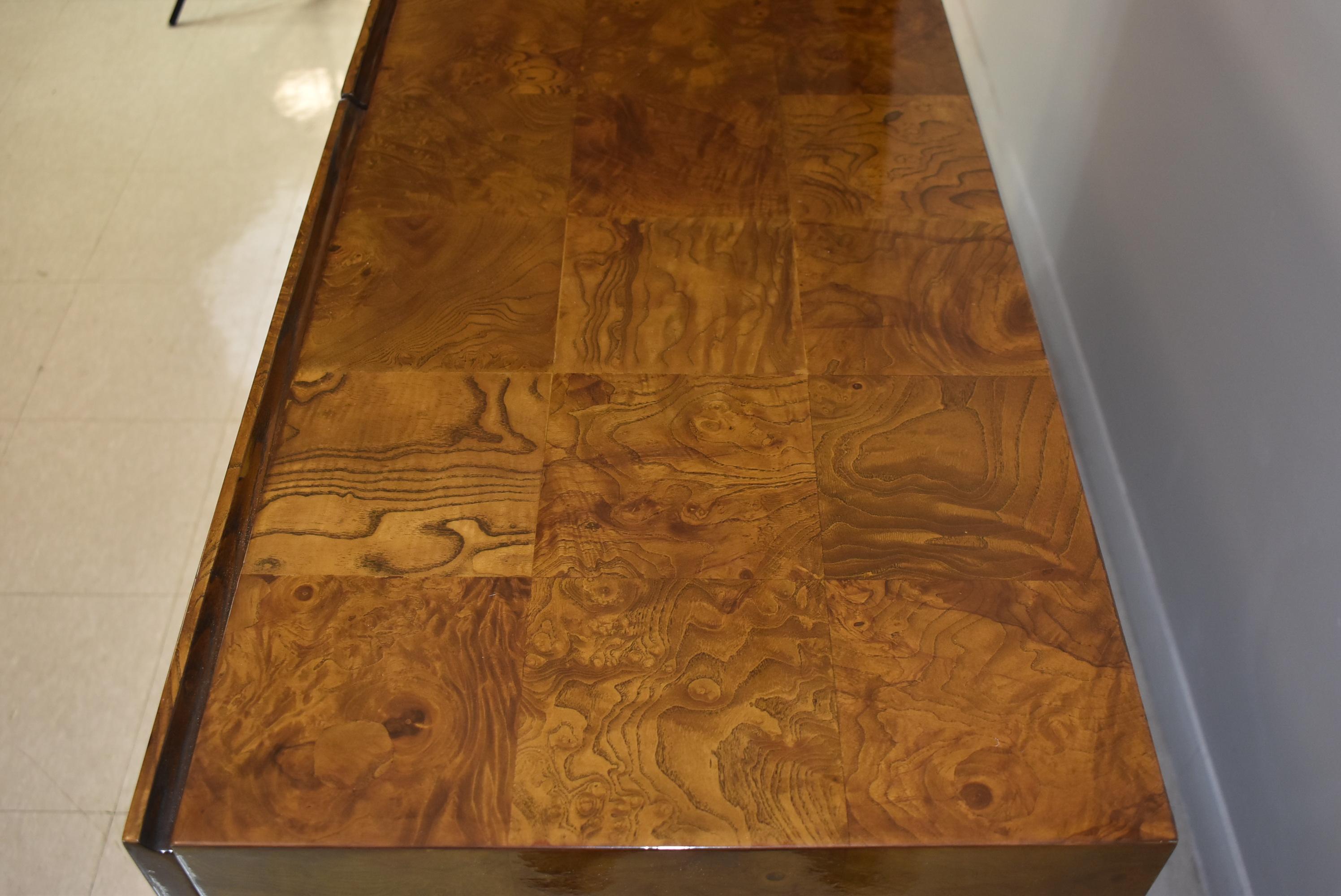 Américain Crédence en bois de ronce Milo Baughman, moderne du milieu du siècle dernier pour Thayer Coggin en vente