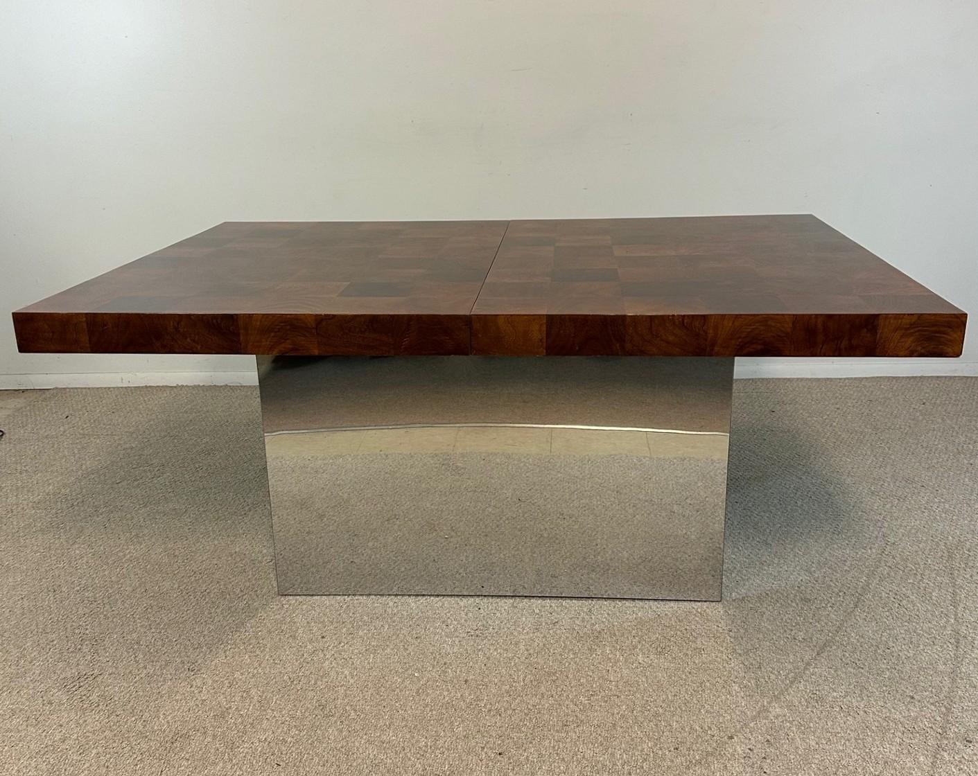 L'étonnante table de salle à manger Milo Baughman est dotée d'un plateau en parquet de noyer ronceux et d'un piètement chromé. La table comprend 2 feuilles. Mesure 44