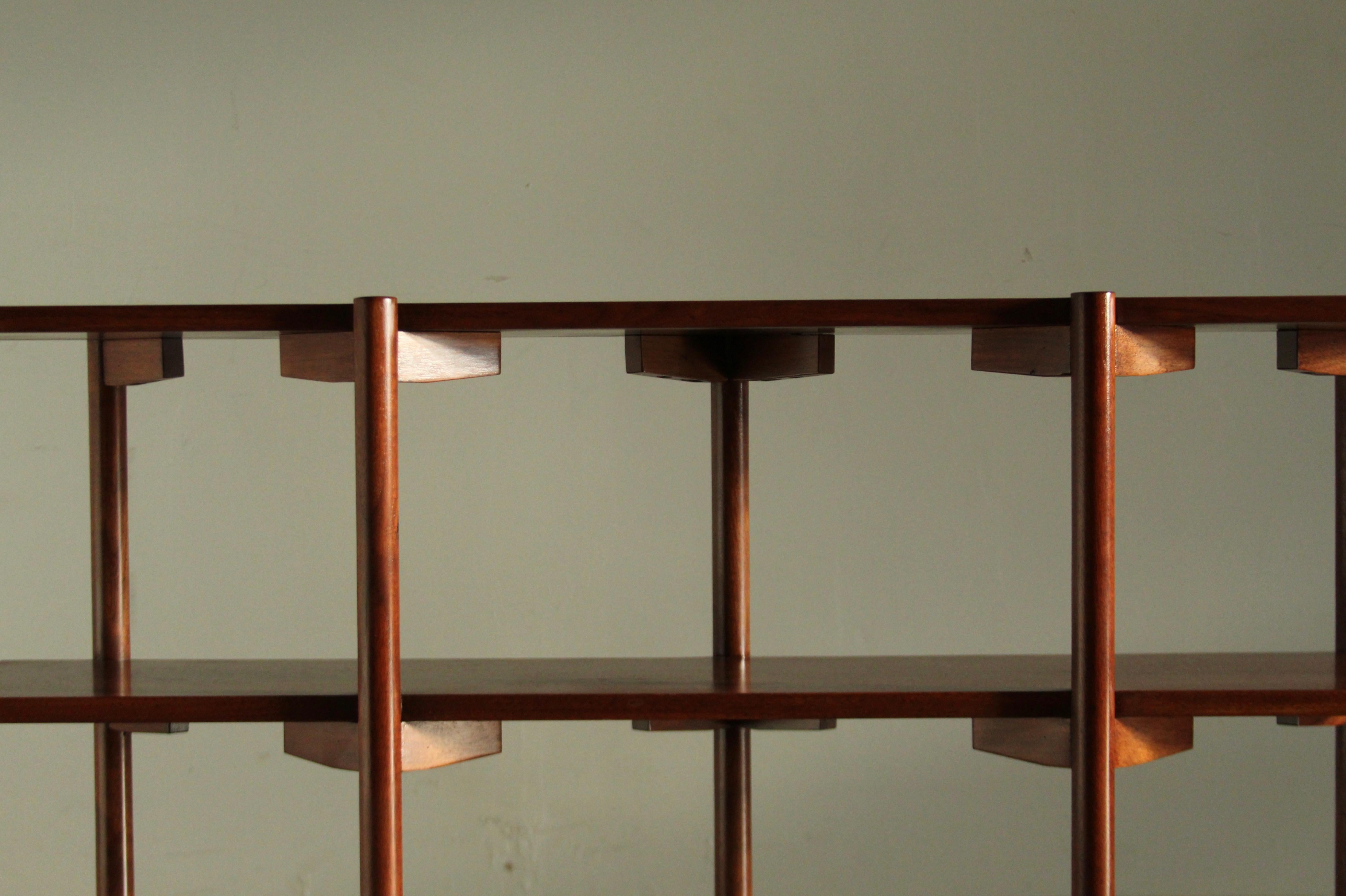 Mid-Century moderno Libreria indipendente in noce di Milo Baughman per Glenn of California, 1955 in vendita