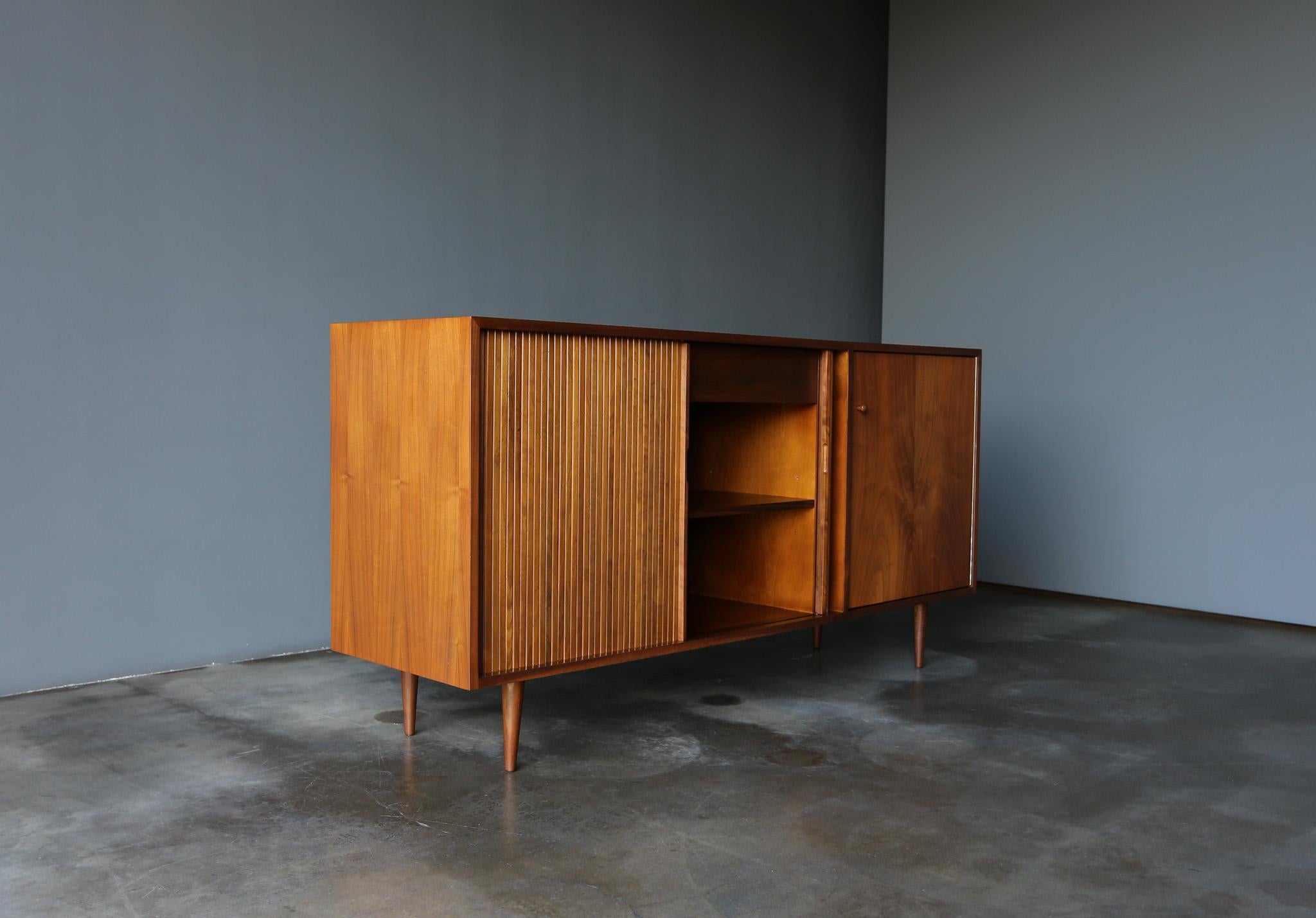 Milo Baughman Walnut Tambour Door Credenza for Glenn of California, c.1960 For Sale 3