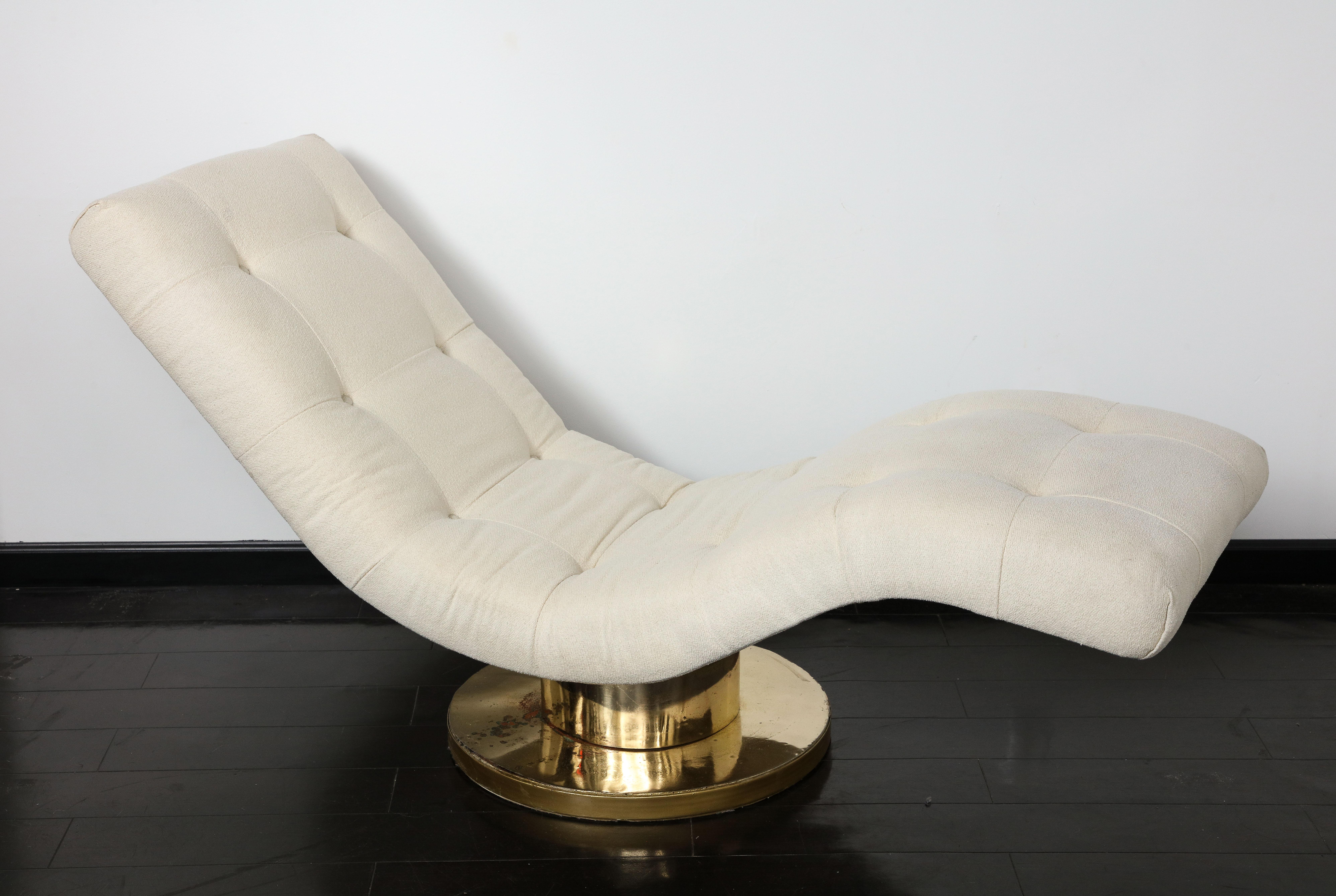 Mid-Century Modern Milo Baughman Wave Chaise Lounge Chair with Tufted Top and Brass Base, 1970s For Sale