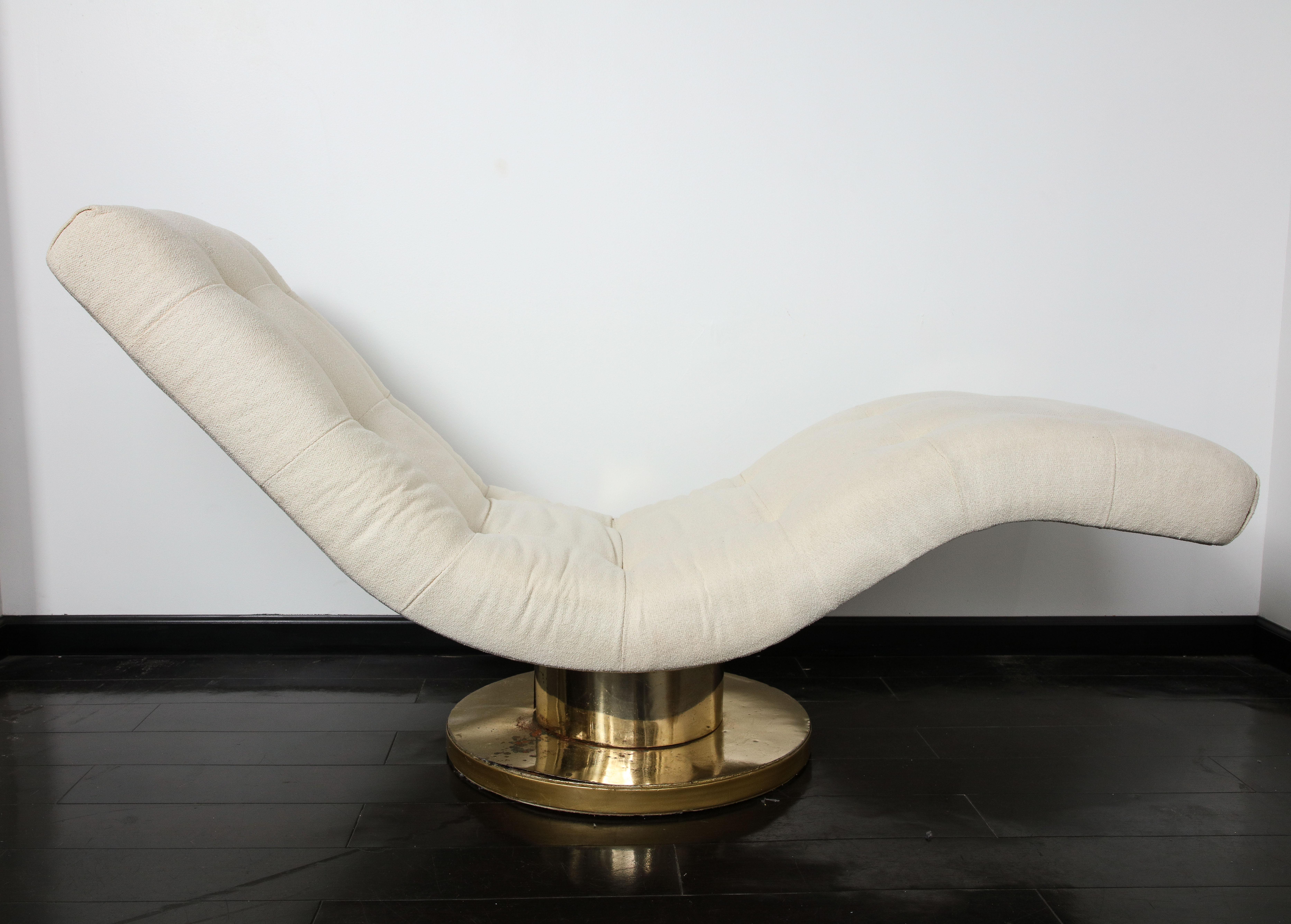 Milo Baughman Wave Chaise Lounge Chair with Tufted Top and Brass Base, 1970s In Good Condition For Sale In Chicago, IL