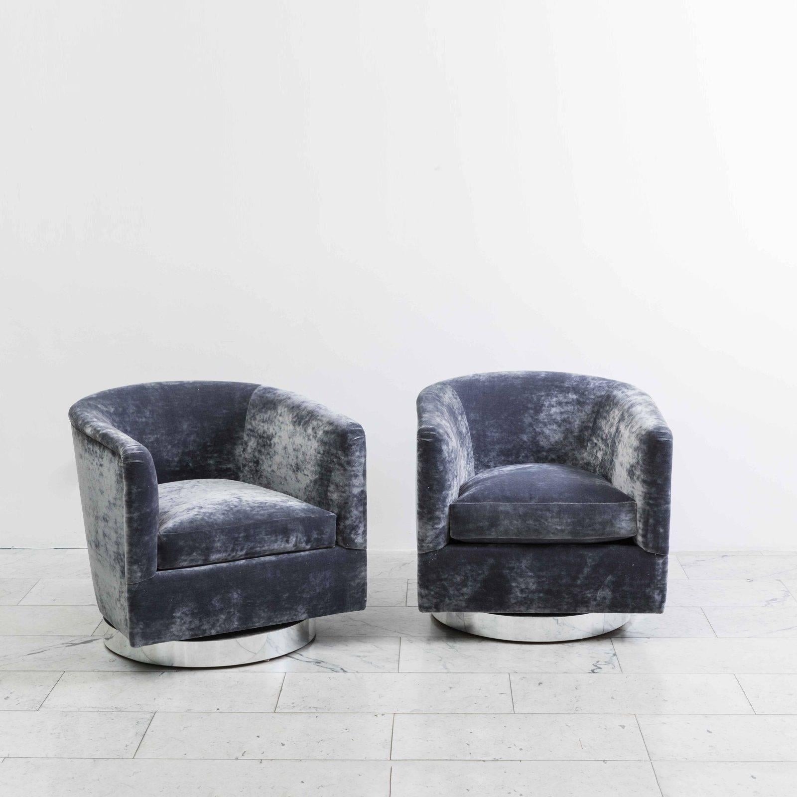 Milo Baughman, Pair of Dark Grey Swivel Chairs, USA, 1970s For Sale