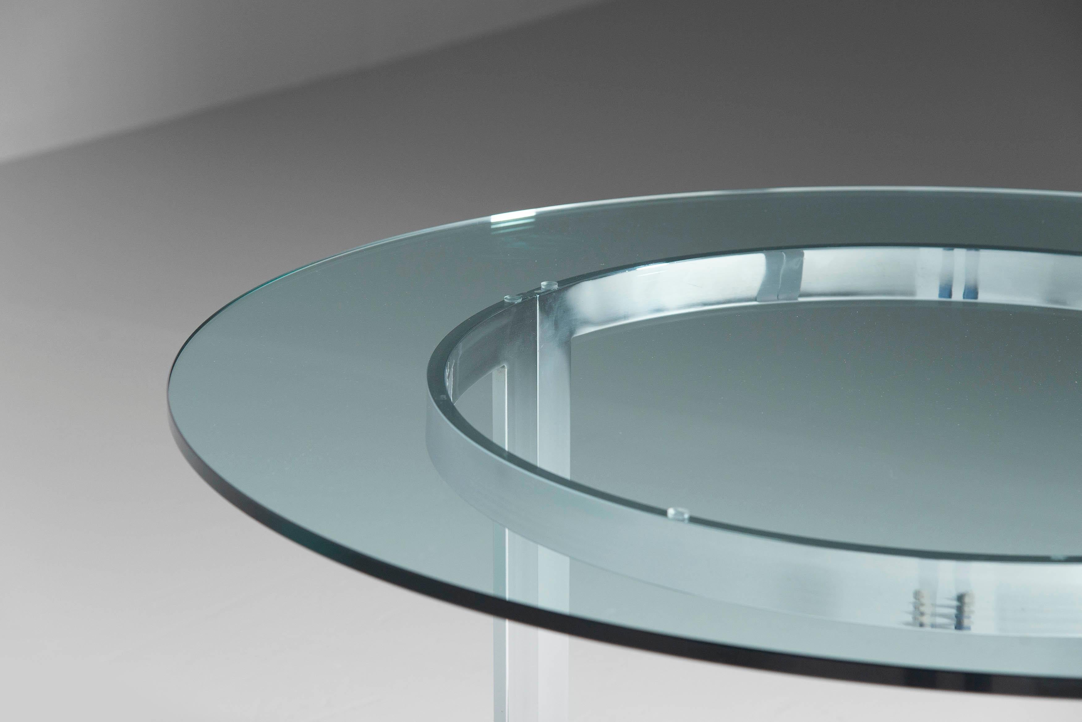 Sculptural dining table in the style of Milo Baughmann, USA 1970. This table has 2 very nice shaped chrome bases which can be used in different positions to get a table with a different look and user possibillities. It either way looks very nice and