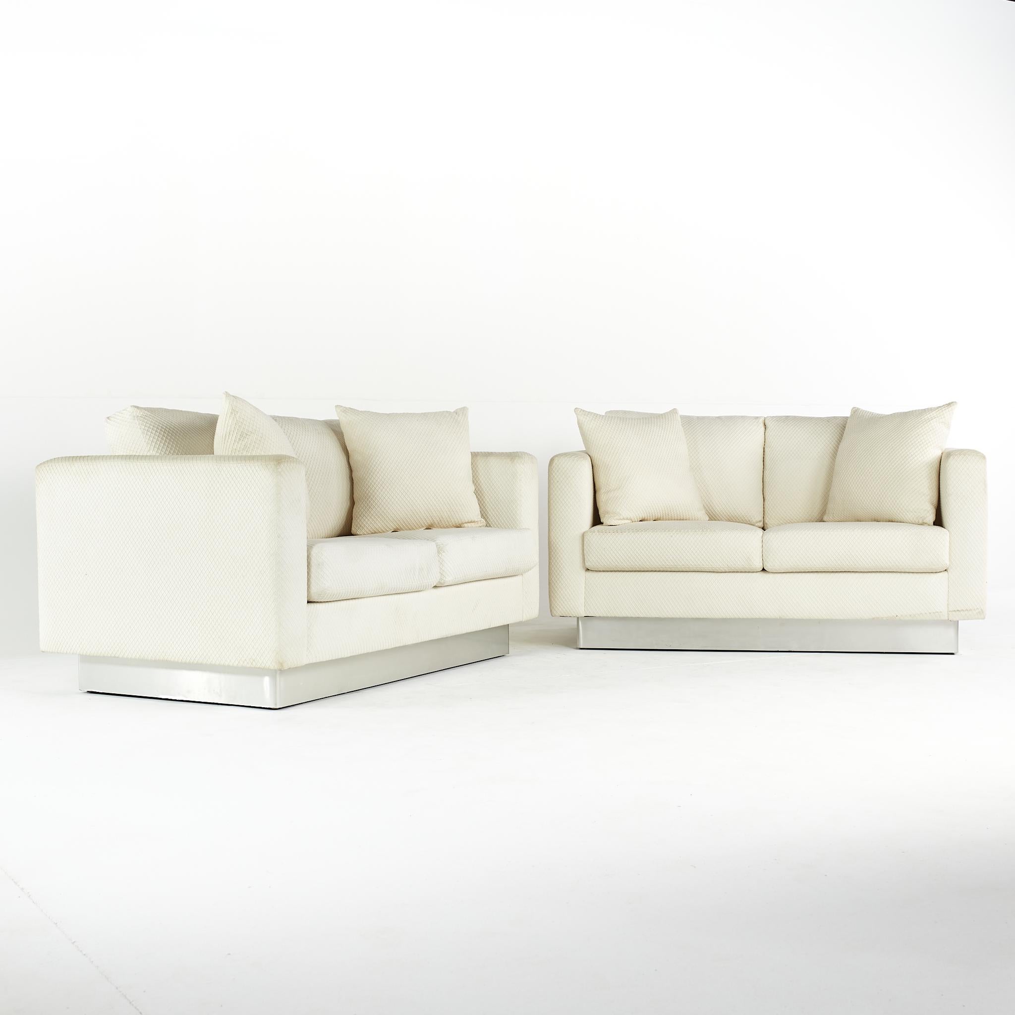 Loveseat Milo Baugman Style mid century modernist chrome base - paire

Ce canapé mesure : 60 de large x 37 de profond x 28 pouces de haut, avec une hauteur d'assise de 18 et une hauteur d'accoudoir de 28 pouces

Tous les meubles peuvent être