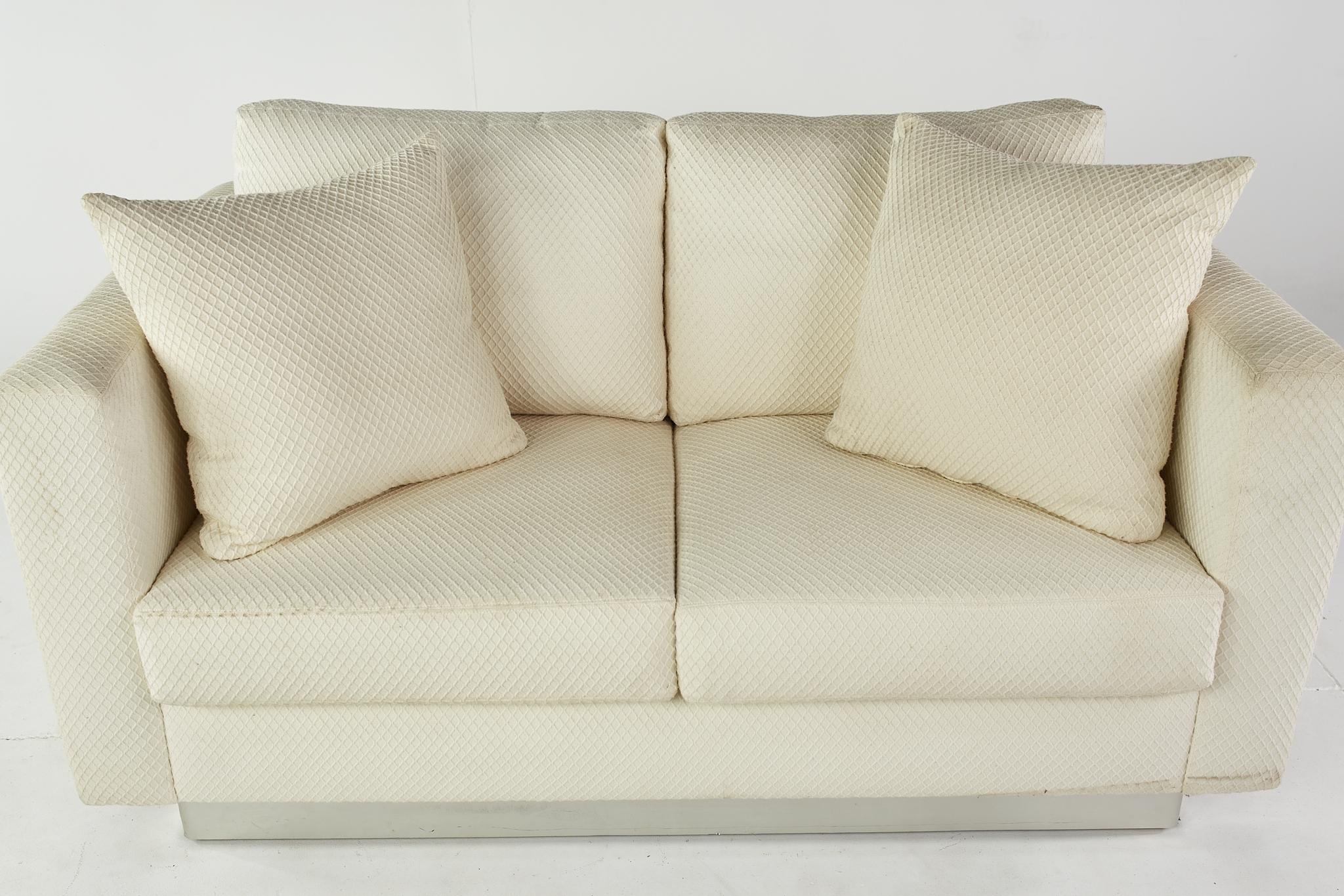 Fin du 20e siècle Paire de chaises d'amour de style Milo Baugman à base chromée de style moderniste du milieu du siècle dernier en vente
