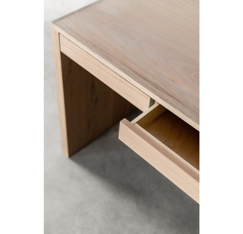 Questa scrivania è realizzata su misura a Los Angeles. Le tavole in rovere massiccio vengono tagliate a misura e unite. Le linee pulite creano una gestione funzionale del Corde. 
INTERNI IN OAK + BETULLA
FINITURA AD OLIO CON CERA DURA
PERSONALIZZA