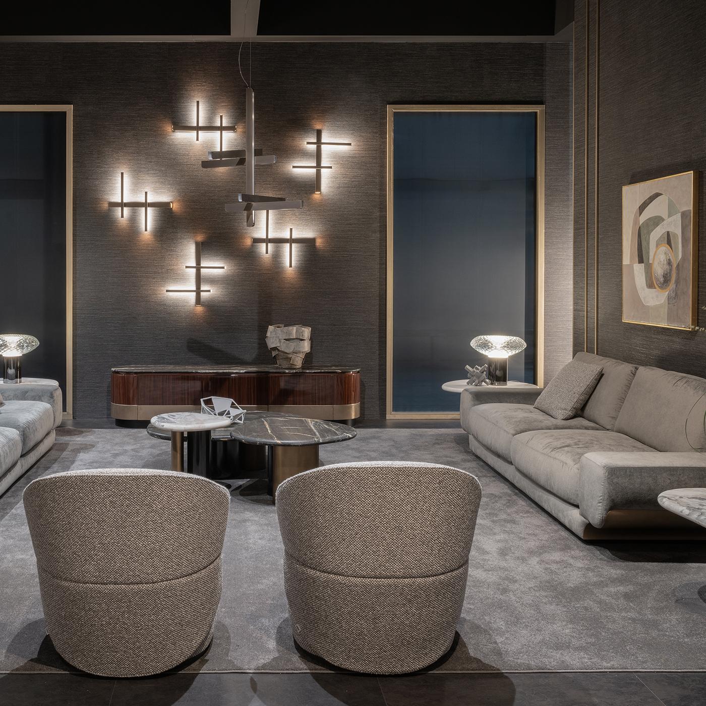 Il nuovo divano Milo unisce innovazione, eleganza senza tempo e massimo comfort in un design sofisticato. Creato per le case moderne di alto livello, presenta un dettaglio in alluminio che avvolge con grazia il bracciolo, formando una curva fluida