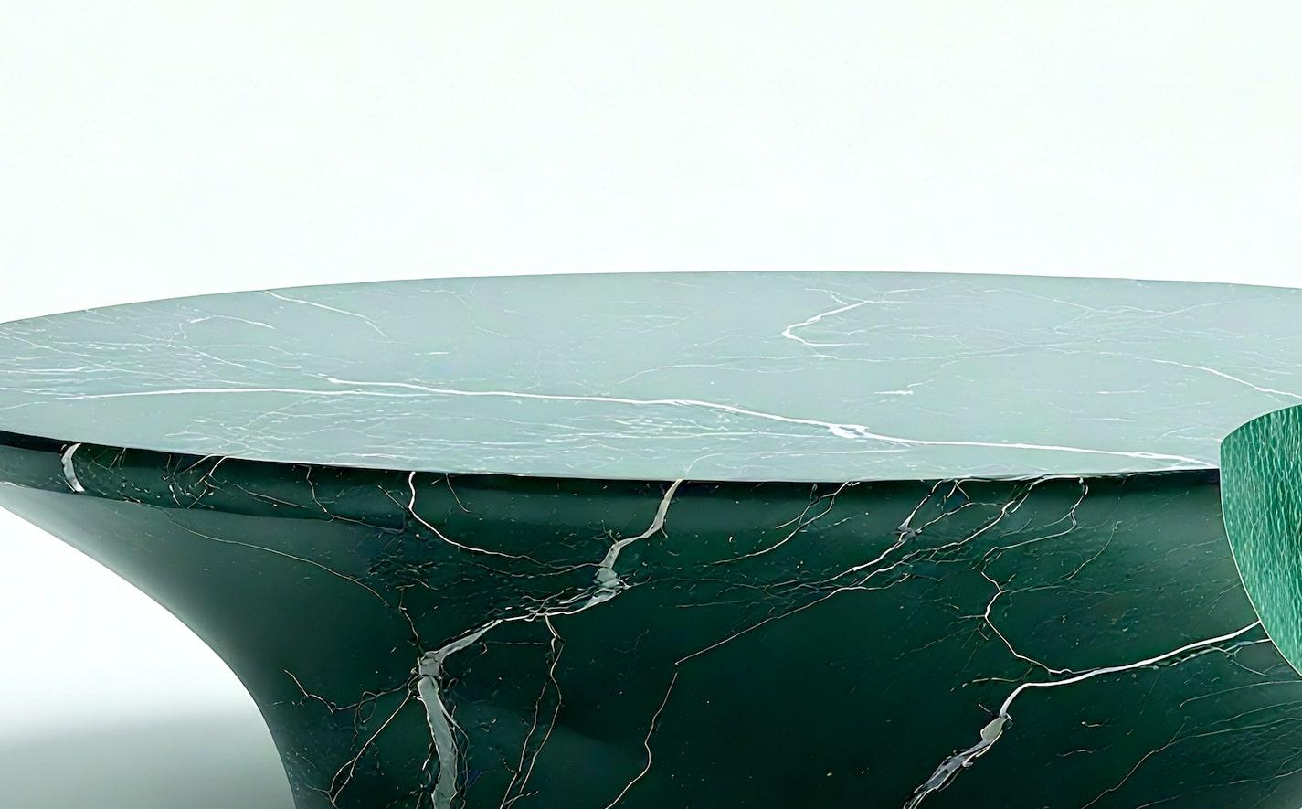 Milo - Mesa baja escultórica de mármol verde con medialuna asimétrica en Nuevo estado para la venta en New York, NY