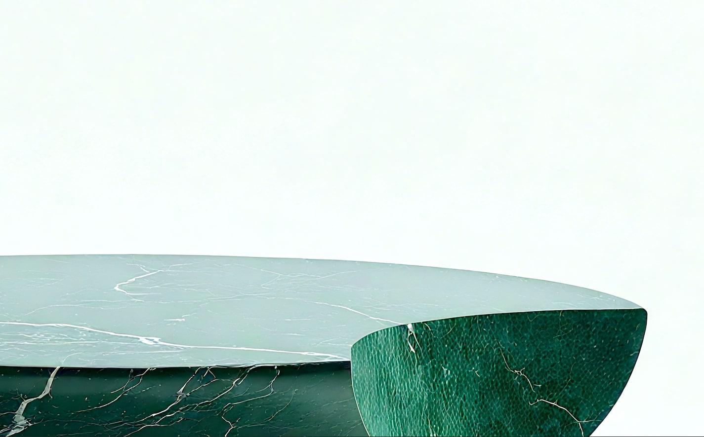 Milo - Mesa baja escultórica de mármol verde con medialuna asimétrica Siglo XXI y contemporáneo en venta