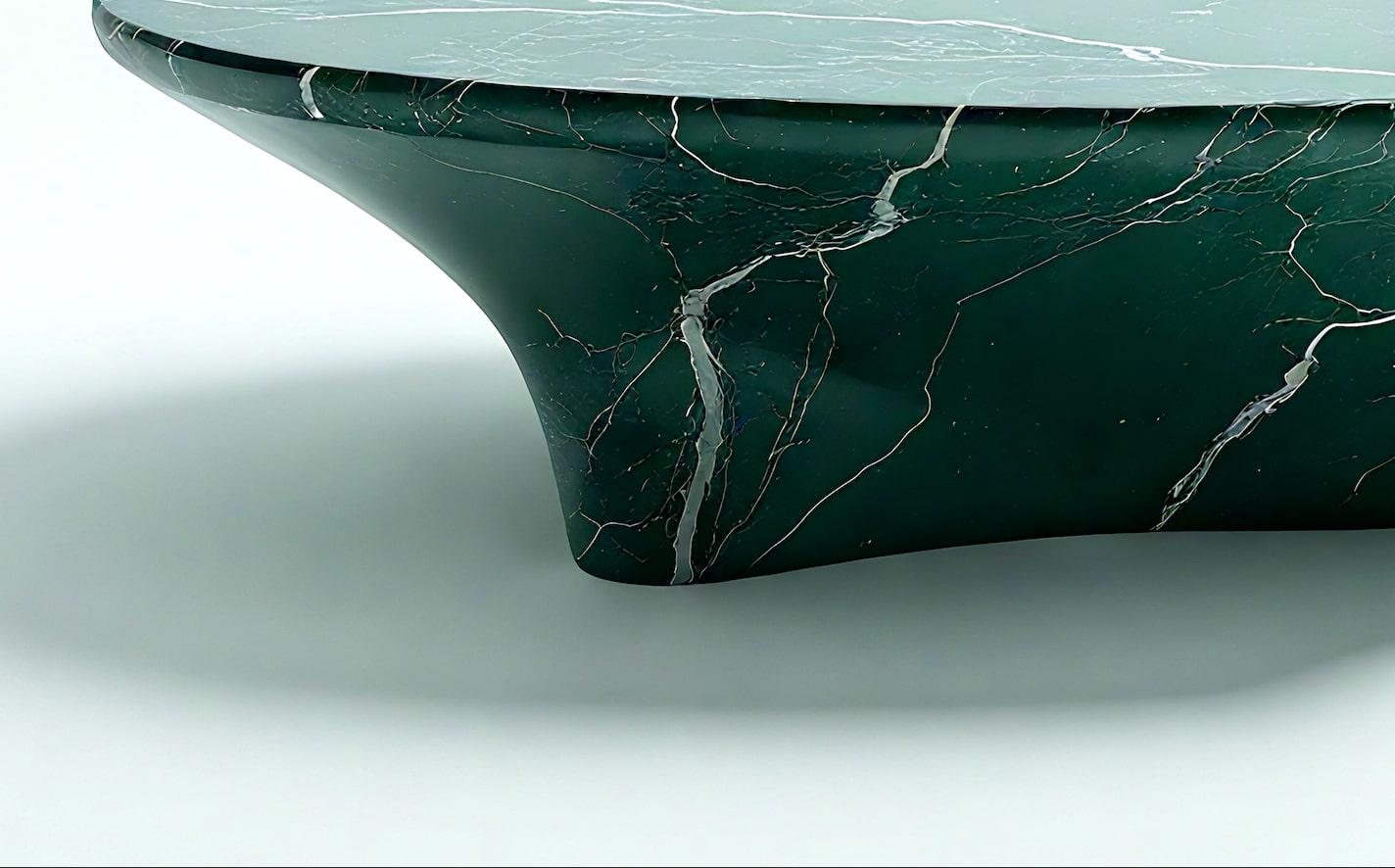 Milo - Mesa baja escultórica de mármol verde con medialuna asimétrica en venta 1