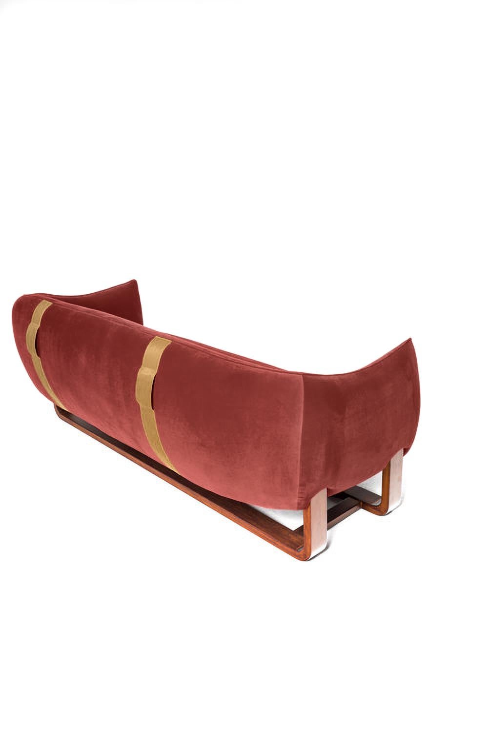 La designer Marie Burgos a développé le concept de sa célèbre chaise longue Milo et a créé le nouveau canapé Milo. Elle utilise un cadre en bois moulé pour soutenir les sièges luxueusement confortables qui sont recouverts d'un large choix de tissus,