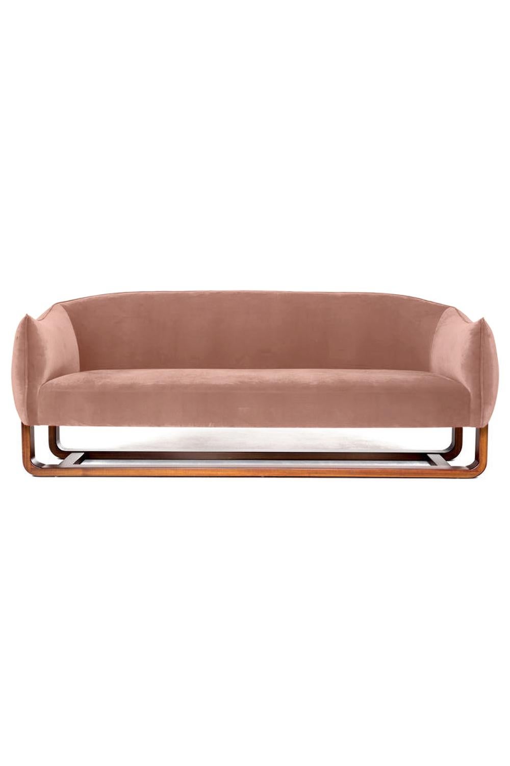 Die Designerin Marie Burgos hat das Designkonzept ihres gefeierten Loungesessels Milo erweitert und das neu eingeführte Sofa Milo entworfen. Sie verwendet einen geformten Holzrahmen, um die luxuriösen, bequemen Sitzmöbel zu stützen, die mit einer