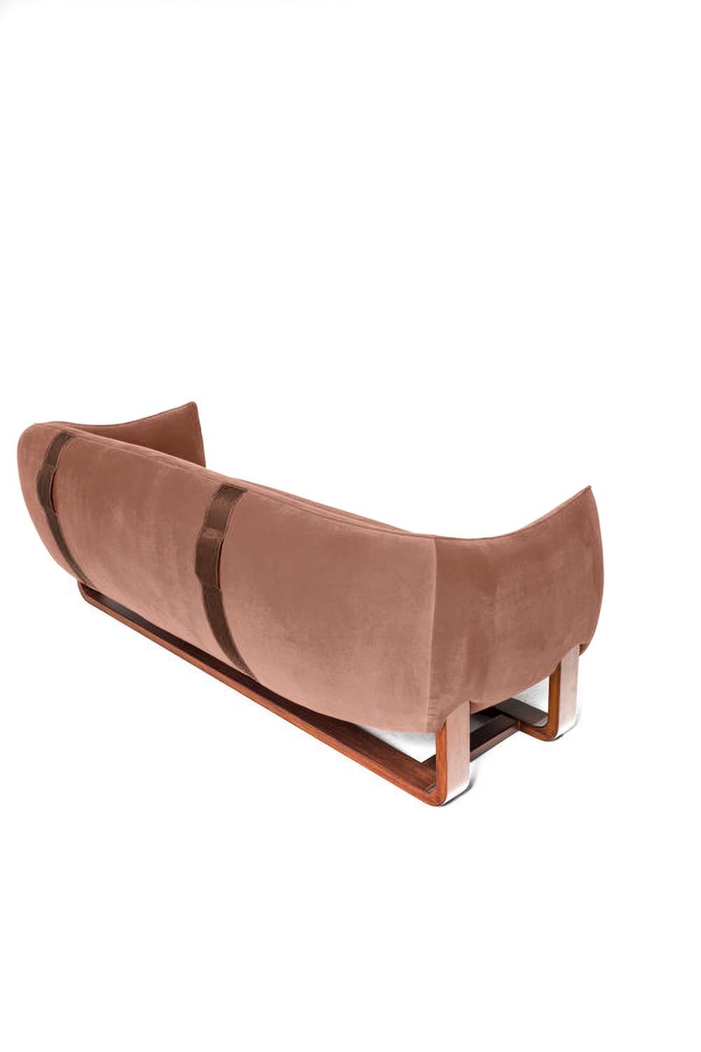 La designer Marie Burgos a développé le concept de sa célèbre chaise longue Milo et a créé le nouveau canapé Milo. Elle utilise un cadre en bois moulé pour soutenir les sièges luxueusement confortables qui sont recouverts d'un large choix de tissus,