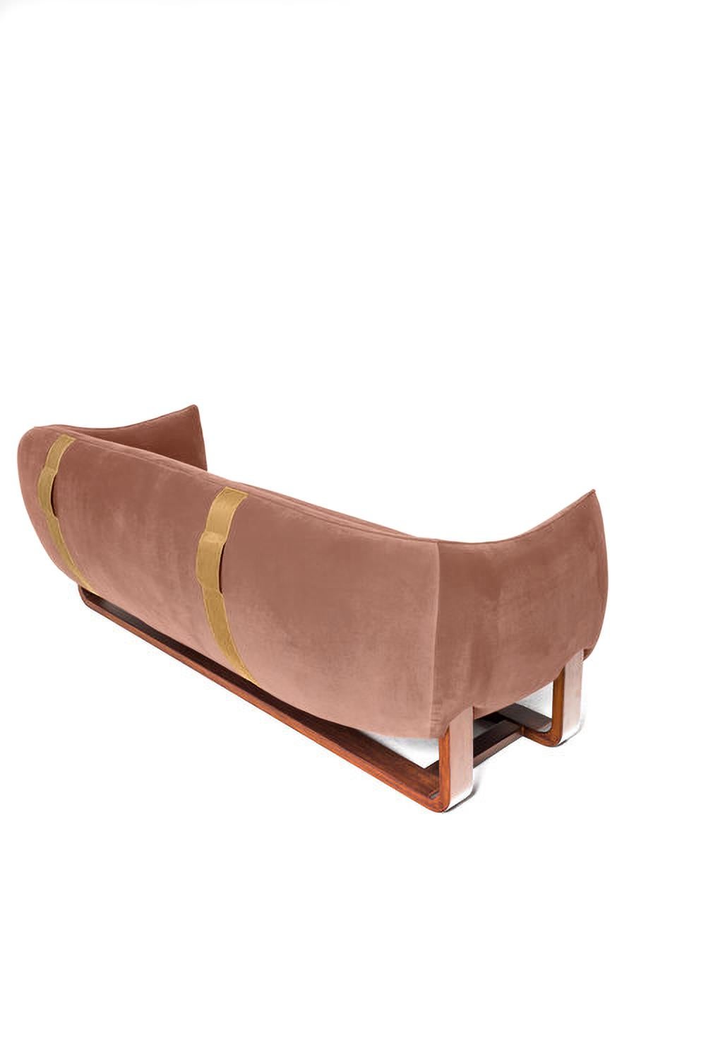 Die Designerin Marie Burgos hat das Designkonzept ihres gefeierten Loungesessels Milo erweitert und das neu eingeführte Sofa Milo entworfen. Sie verwendet einen geformten Holzrahmen, um die luxuriösen, bequemen Sitzmöbel zu stützen, die mit einer
