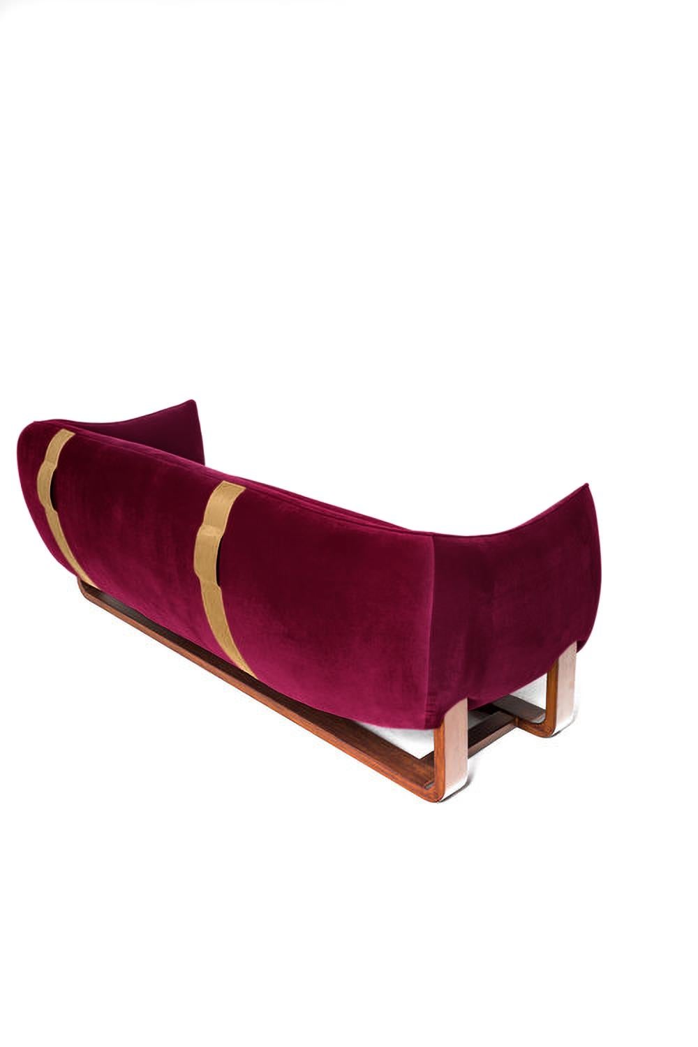 Die Designerin Marie Burgos hat das Designkonzept ihres gefeierten Loungesessels Milo erweitert und das neu eingeführte Sofa Milo entworfen. Sie verwendet einen geformten Holzrahmen, um die luxuriösen, bequemen Sitzmöbel zu stützen, die mit einer