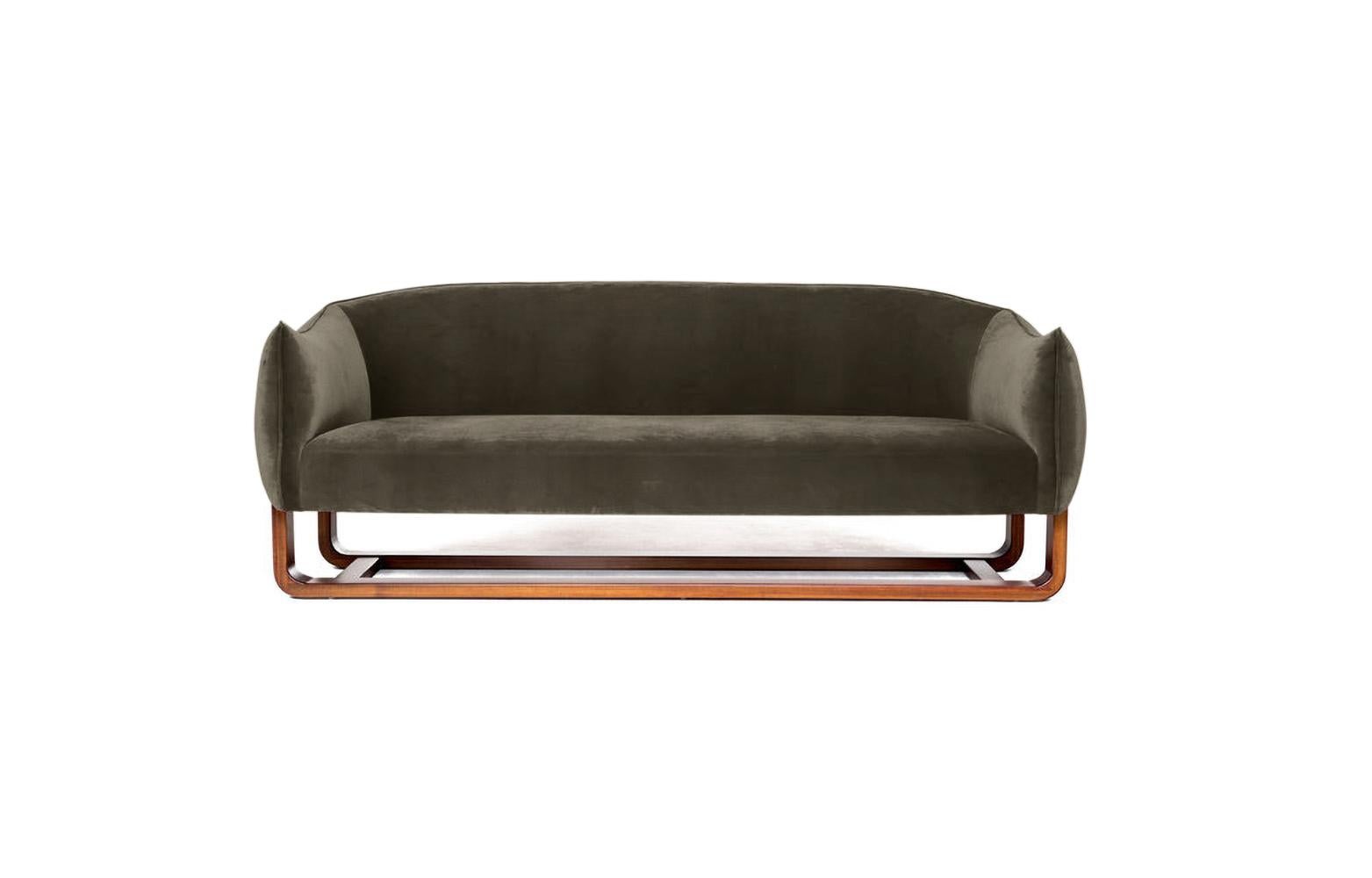 Die Designerin Marie Burgos hat das Designkonzept ihres gefeierten Loungesessels Milo erweitert und das neu eingeführte Sofa Milo entworfen. Sie verwendet einen geformten Holzrahmen, um die luxuriösen, bequemen Sitzmöbel zu stützen, die mit einer